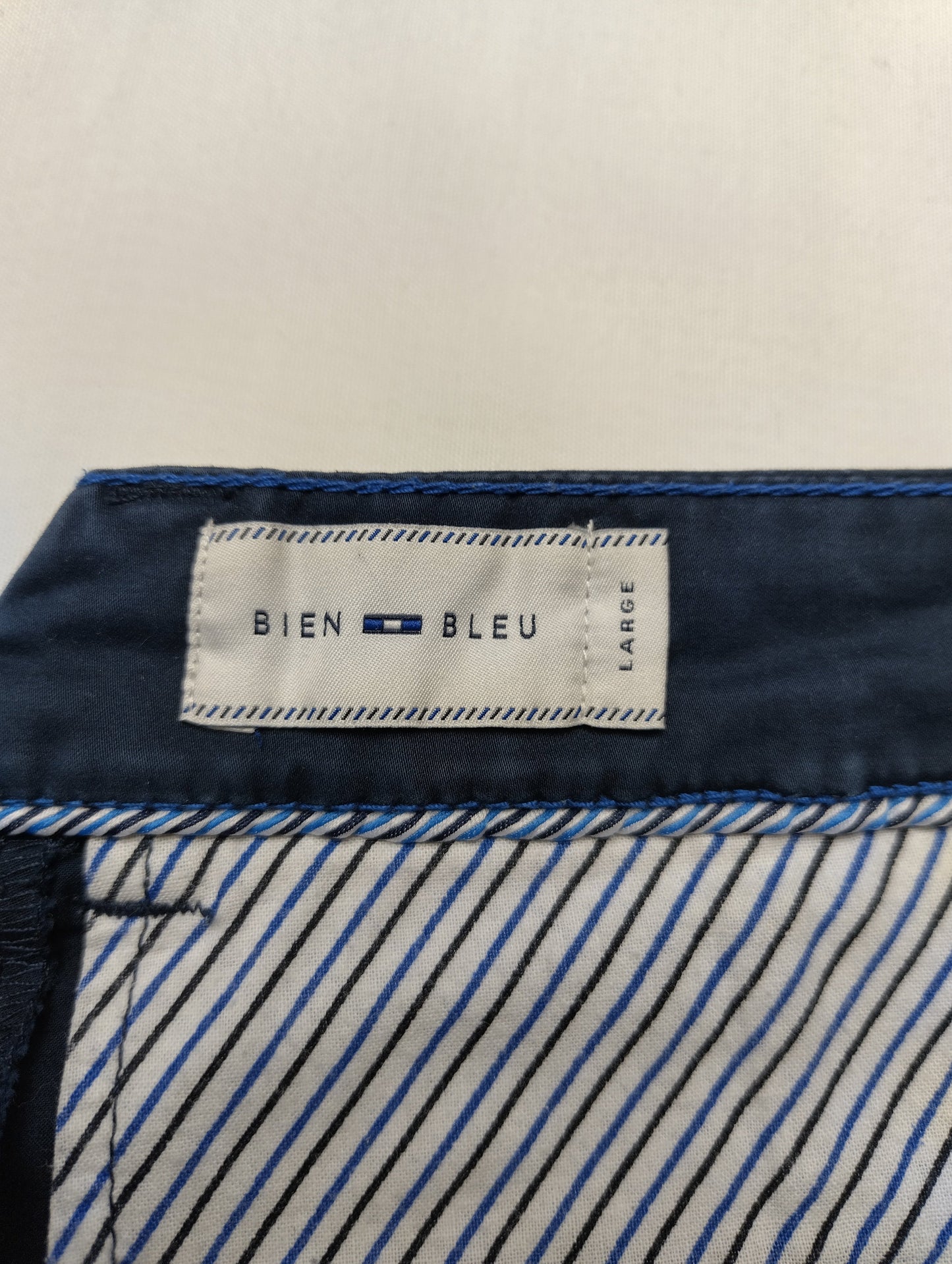Label showing size on Bien Bleu shorts