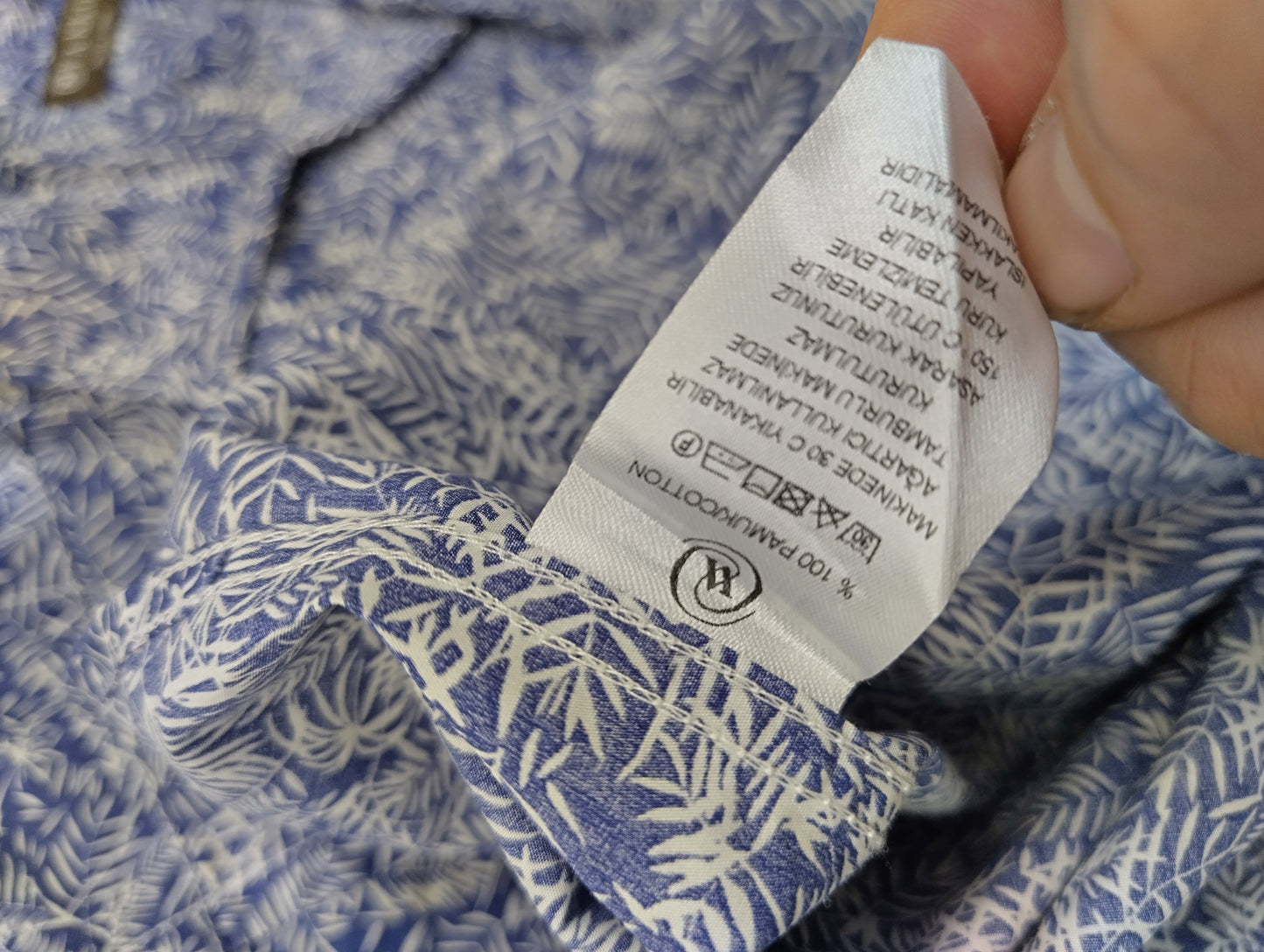 Shirt label showing material content