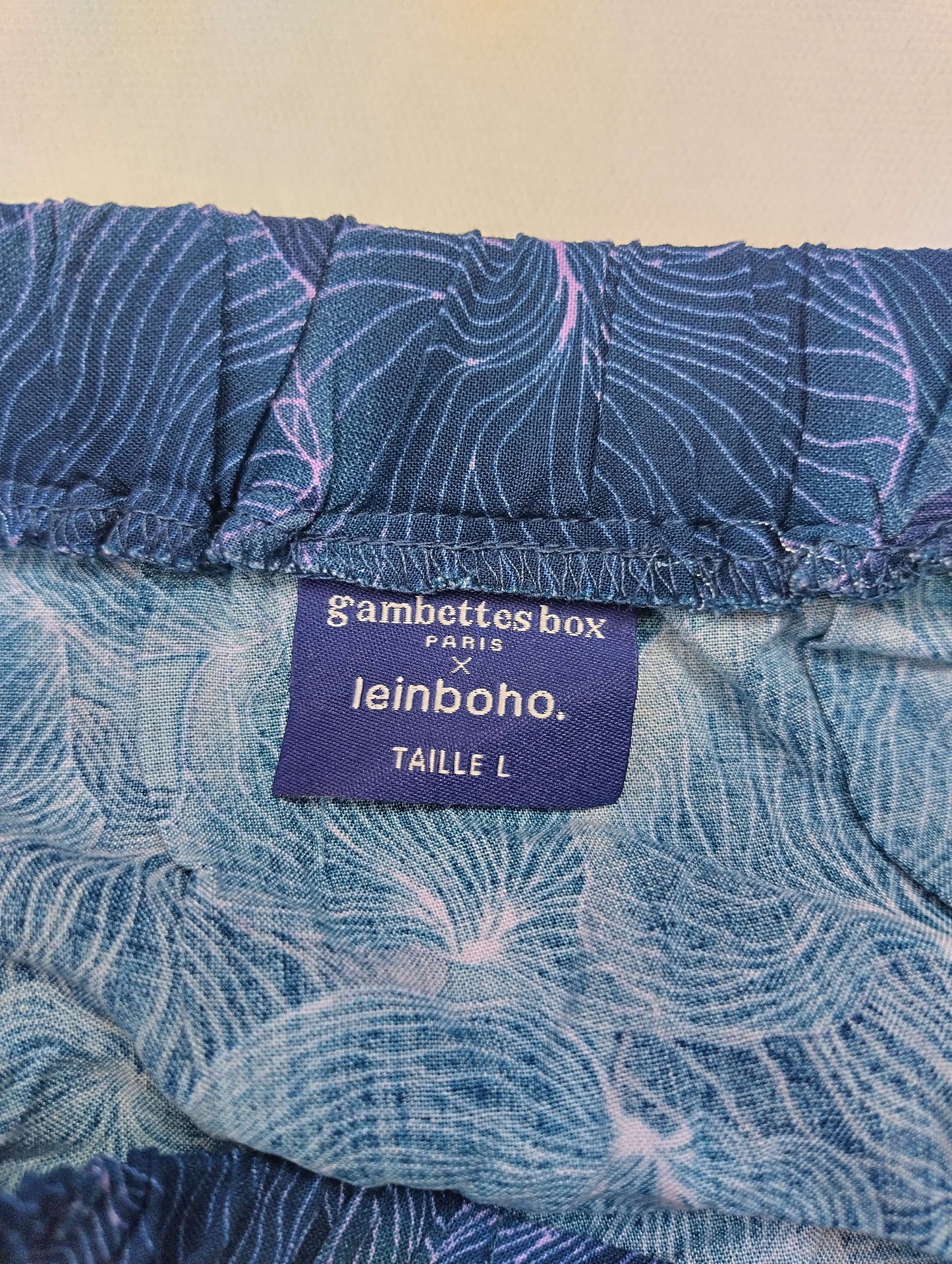 Skirt label showing size L