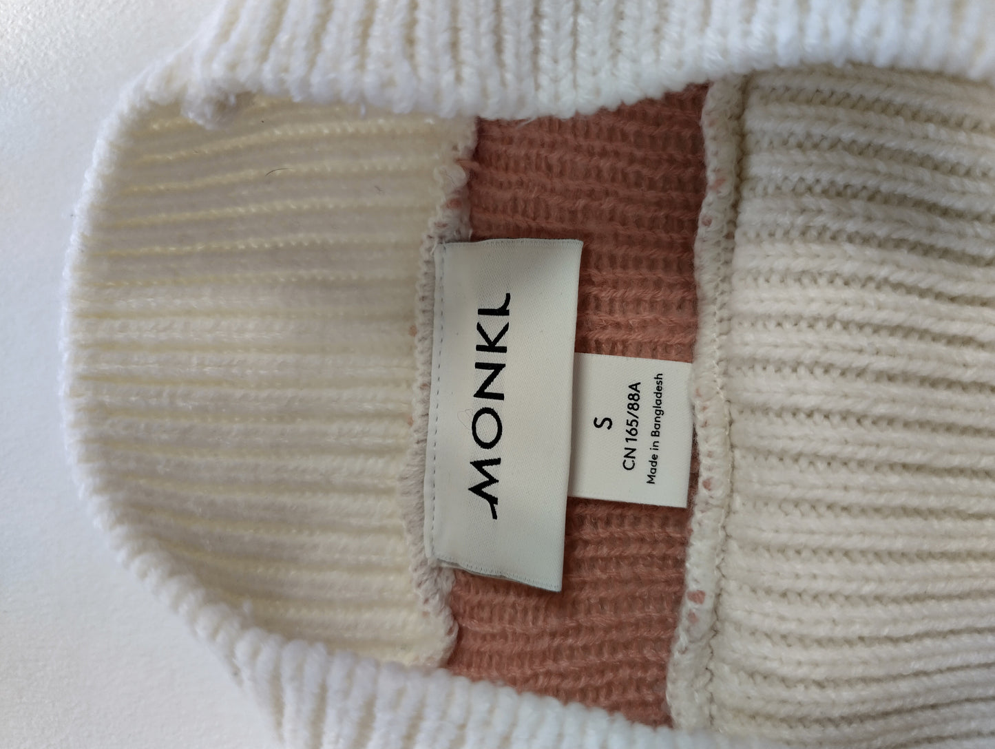 Label showing size S of the sweater