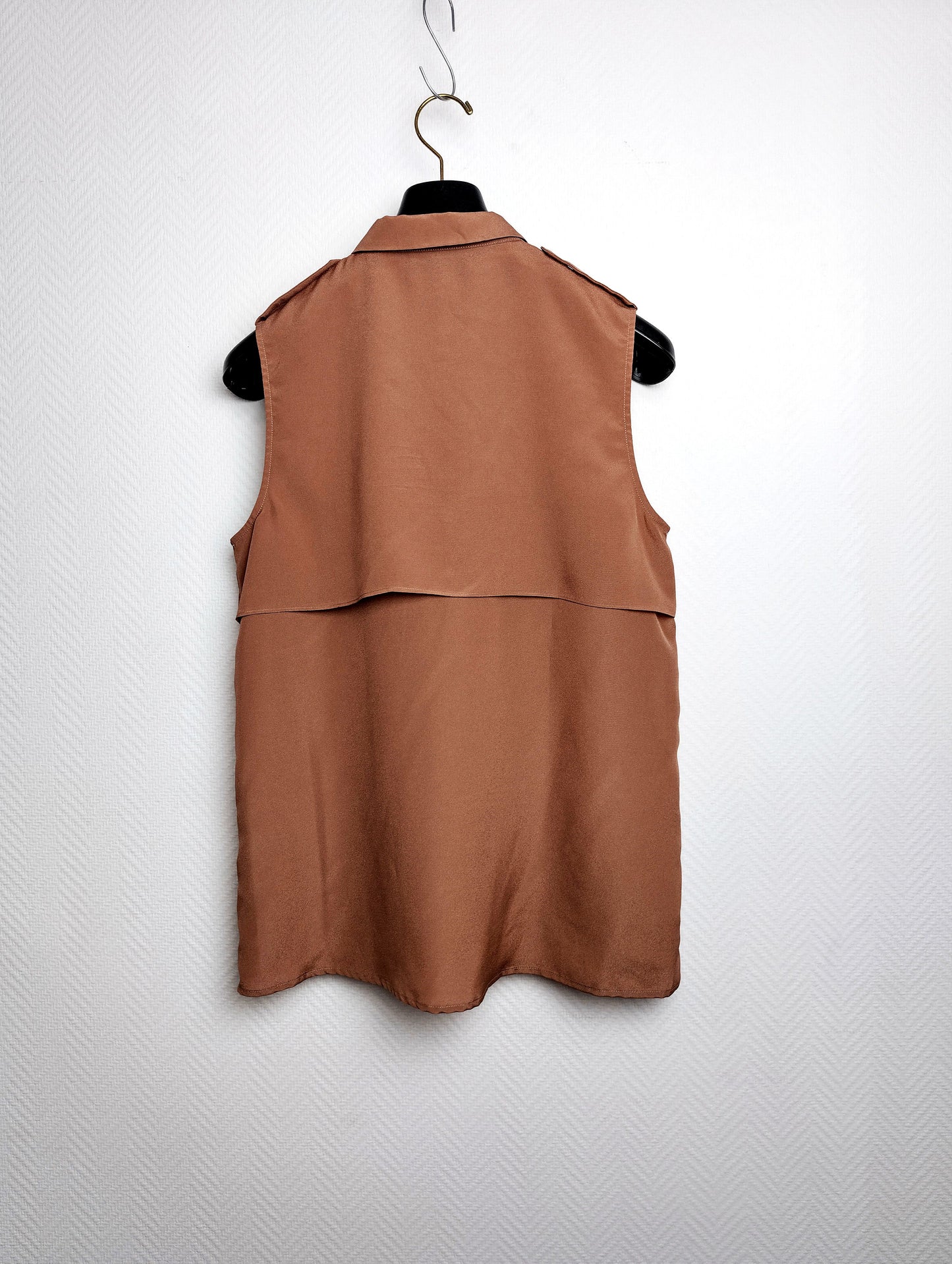 Back view of brown sleeveless blouse