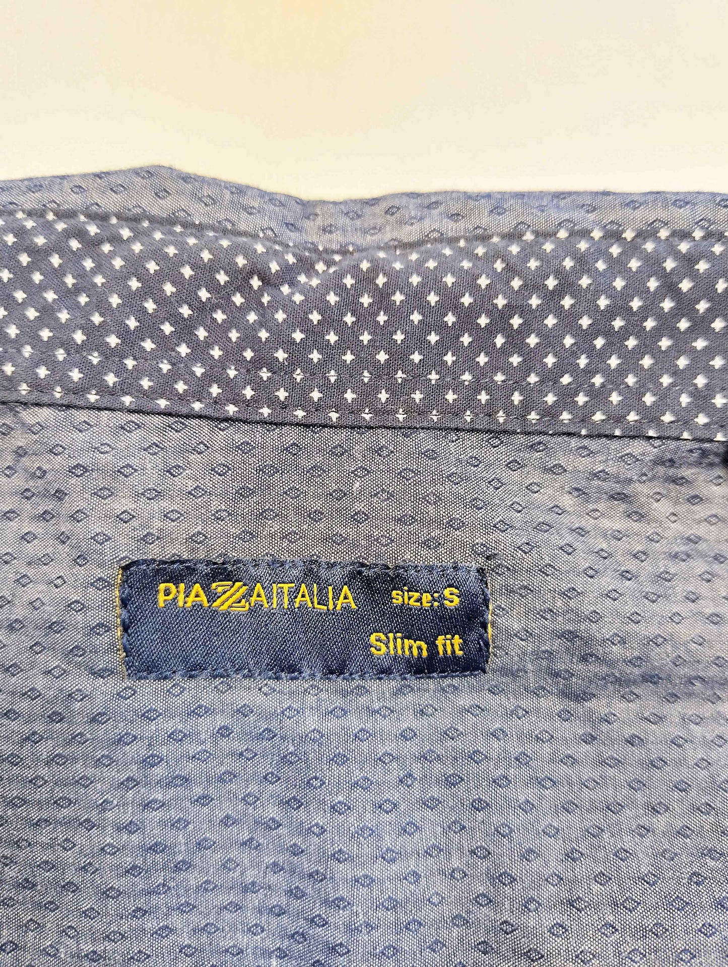 Label of Piazza Italia shirt showing size and fit