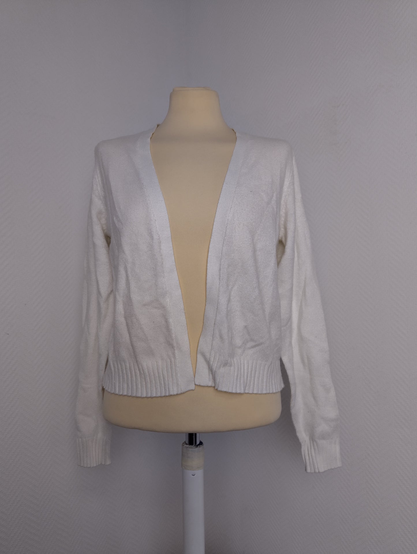 Front view of white cardigan on mannequin