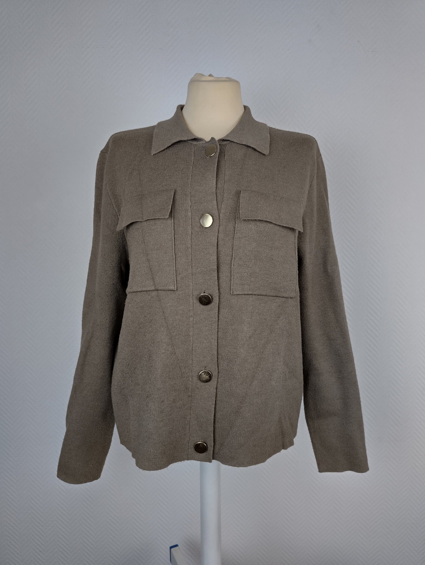 Front view of a Vila knit jacket in dark neutral melange