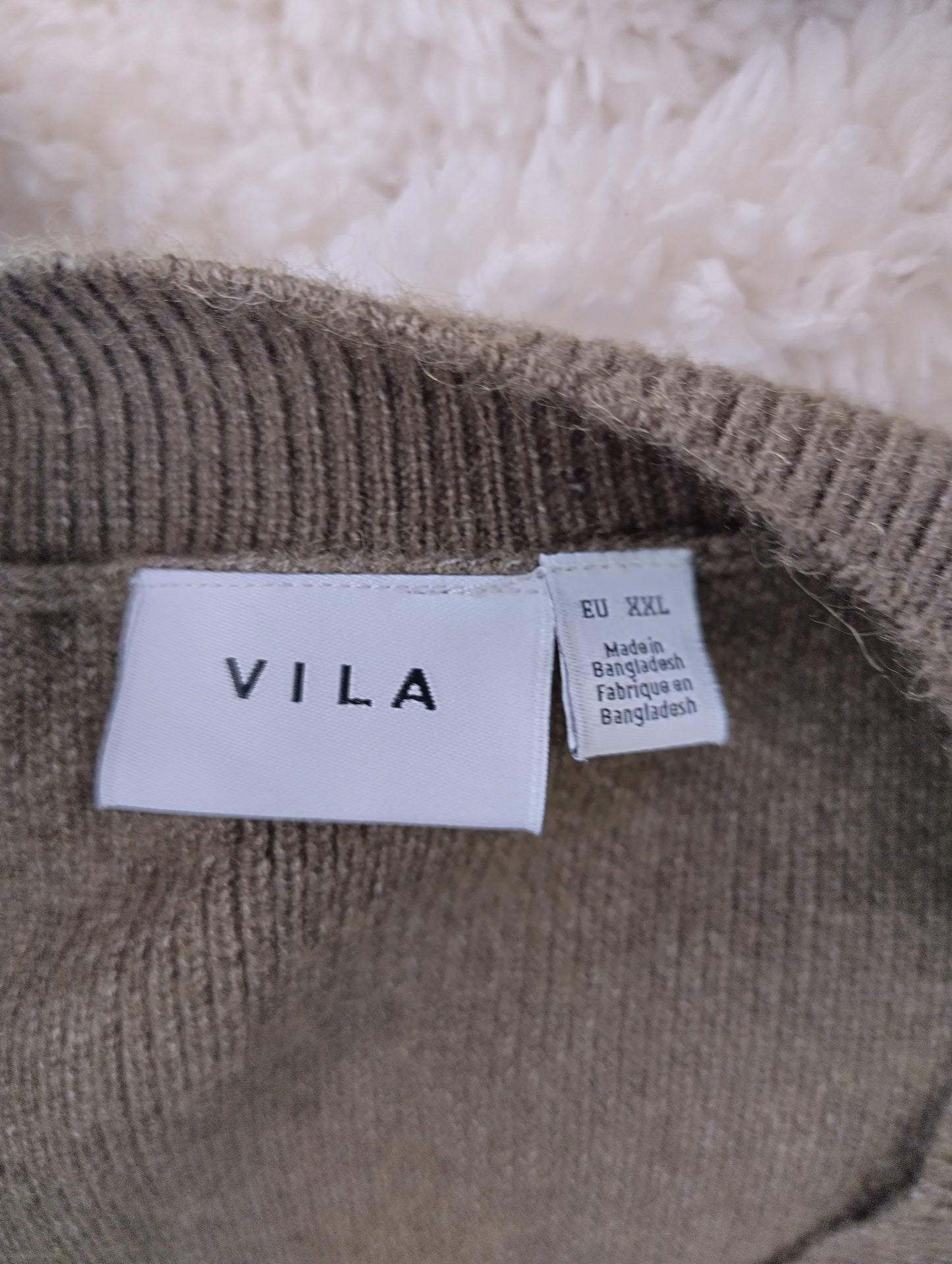 Label indicating Vila brand and size EU XXL