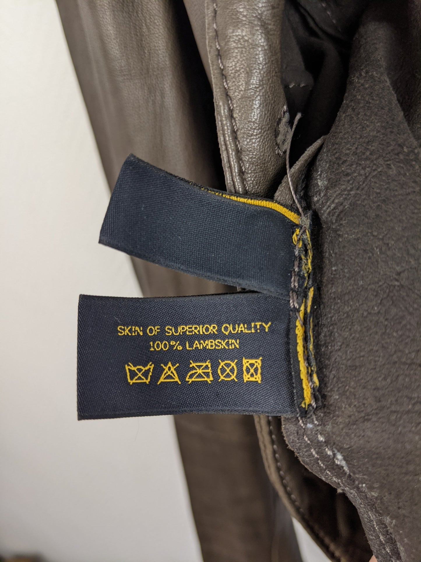 Label showing 100% lambskin material
