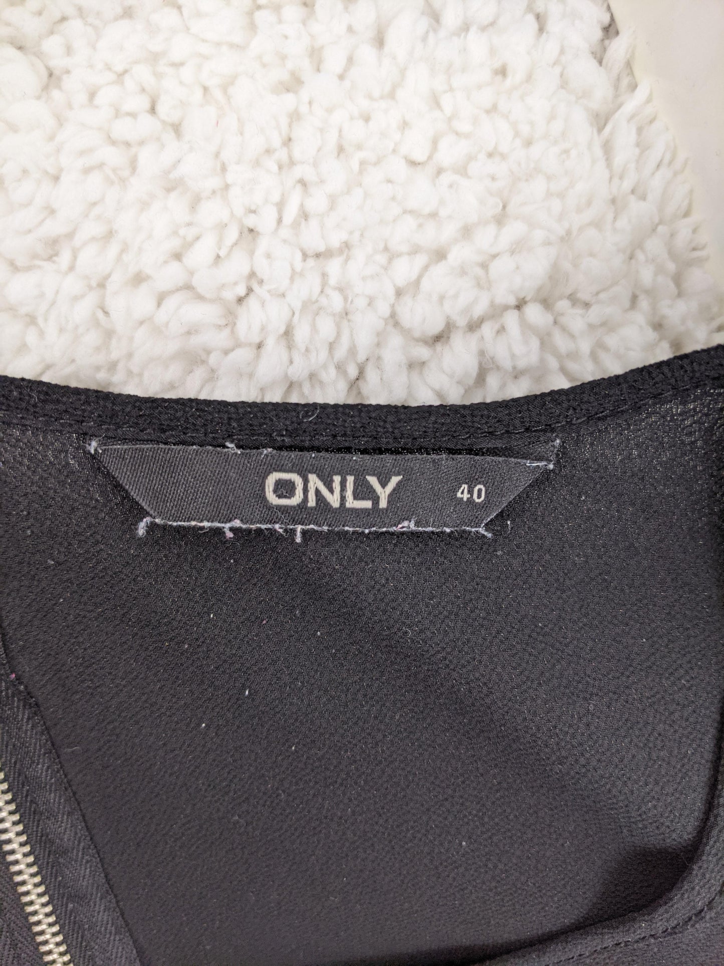 Close-up of ONLY label indicating size 40