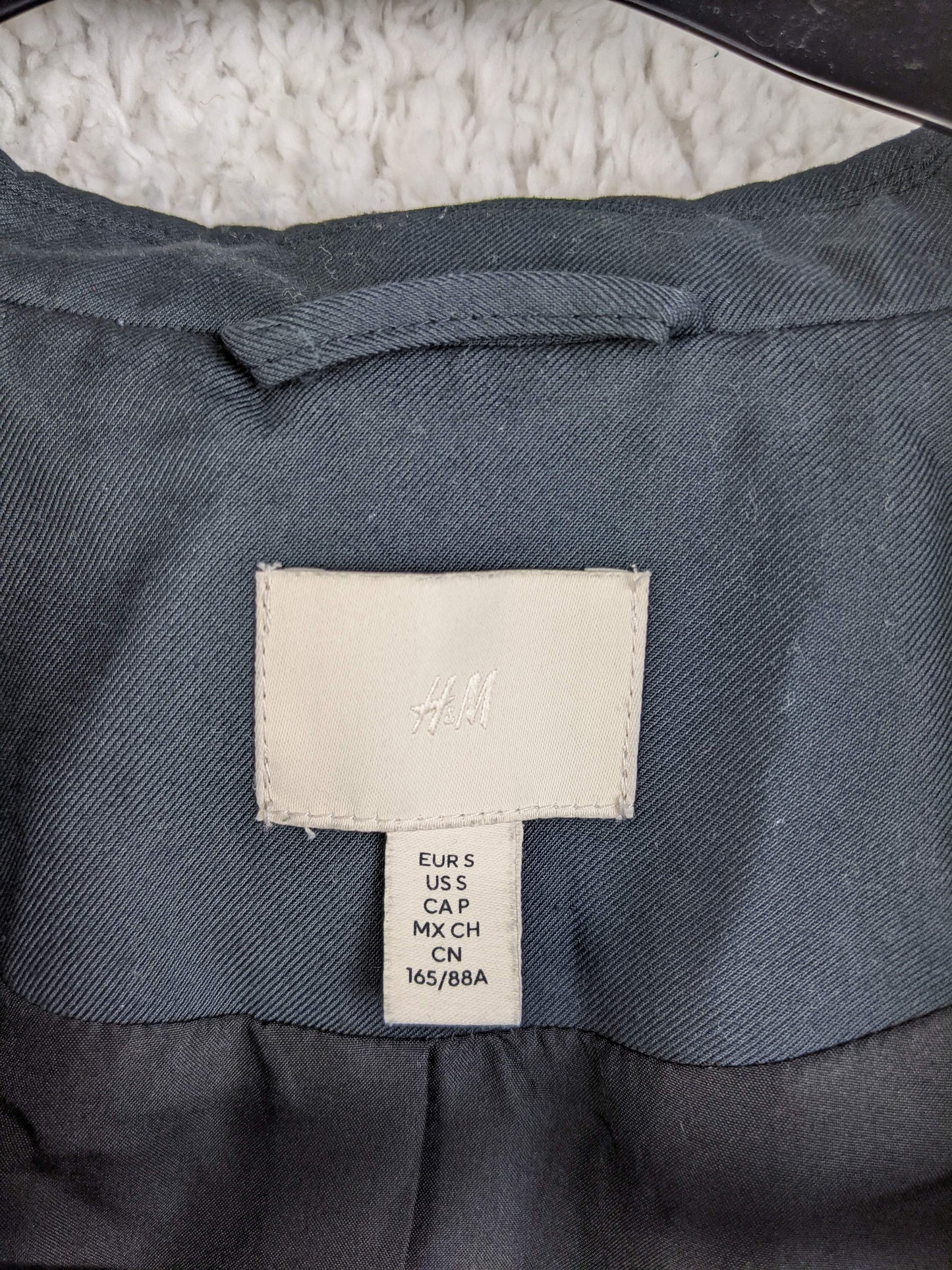 Label showing H&M and size information