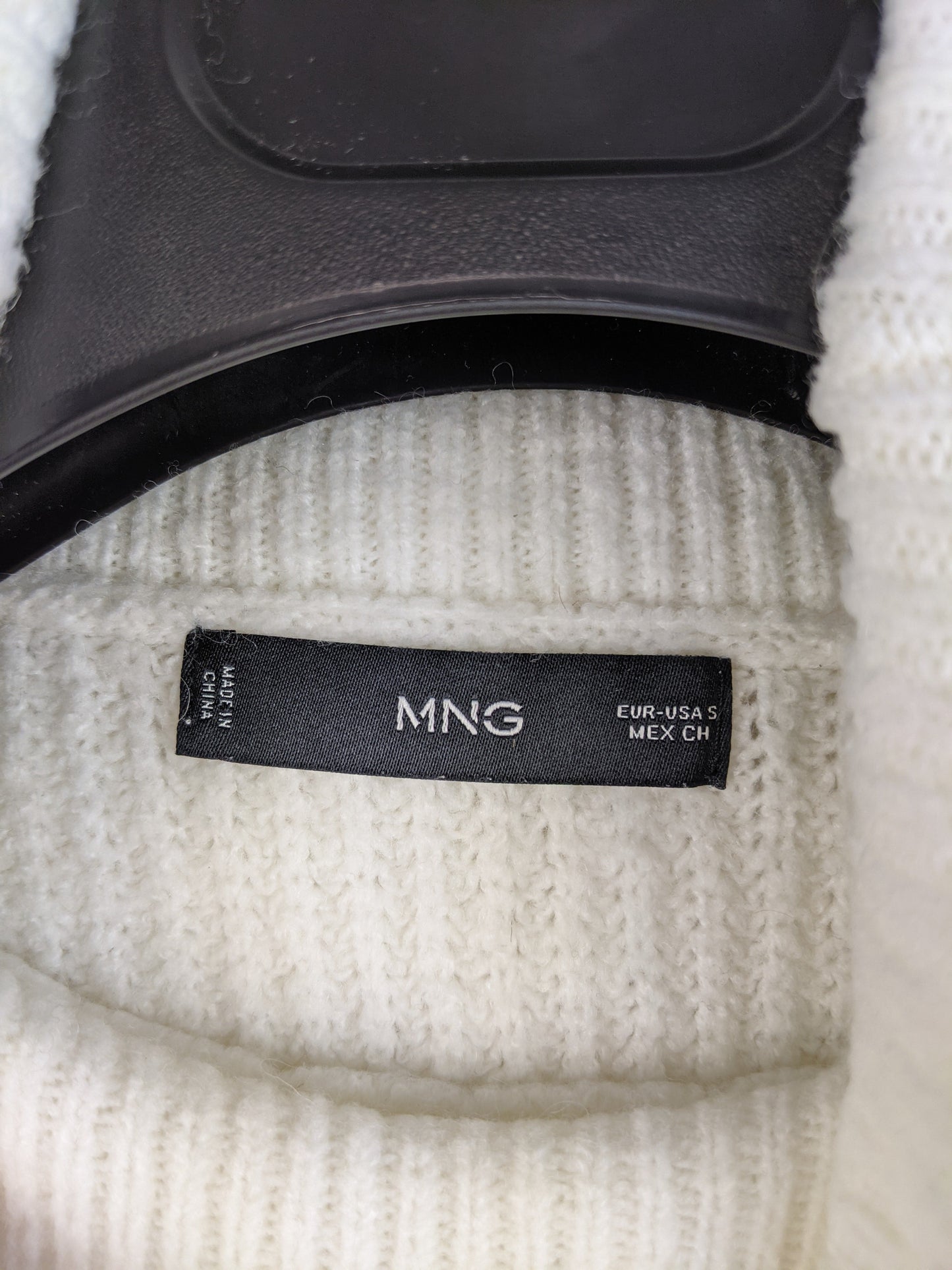 Label showing MNG brand and size information