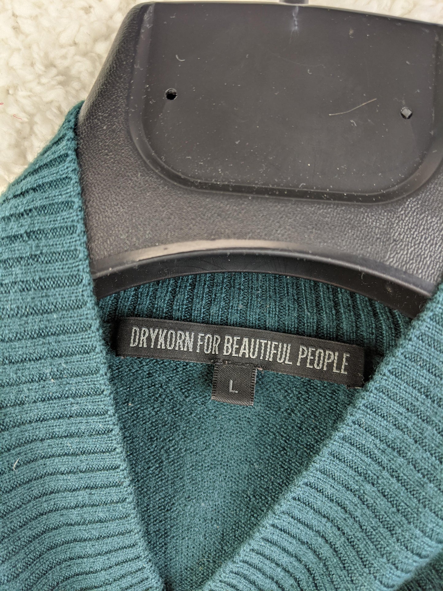 Label showing Drykorn brand and size L
