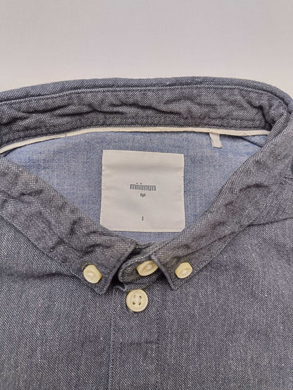 Shirt collar and label details