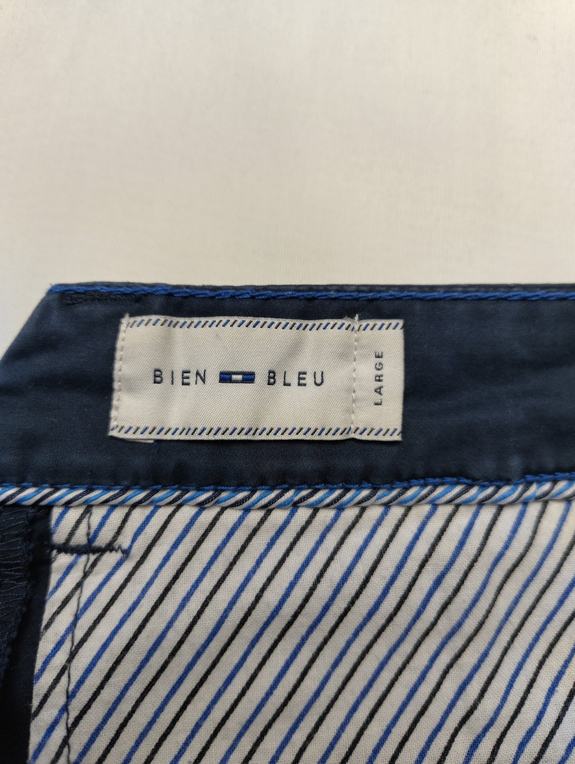 Label showing size on Bien Bleu shorts