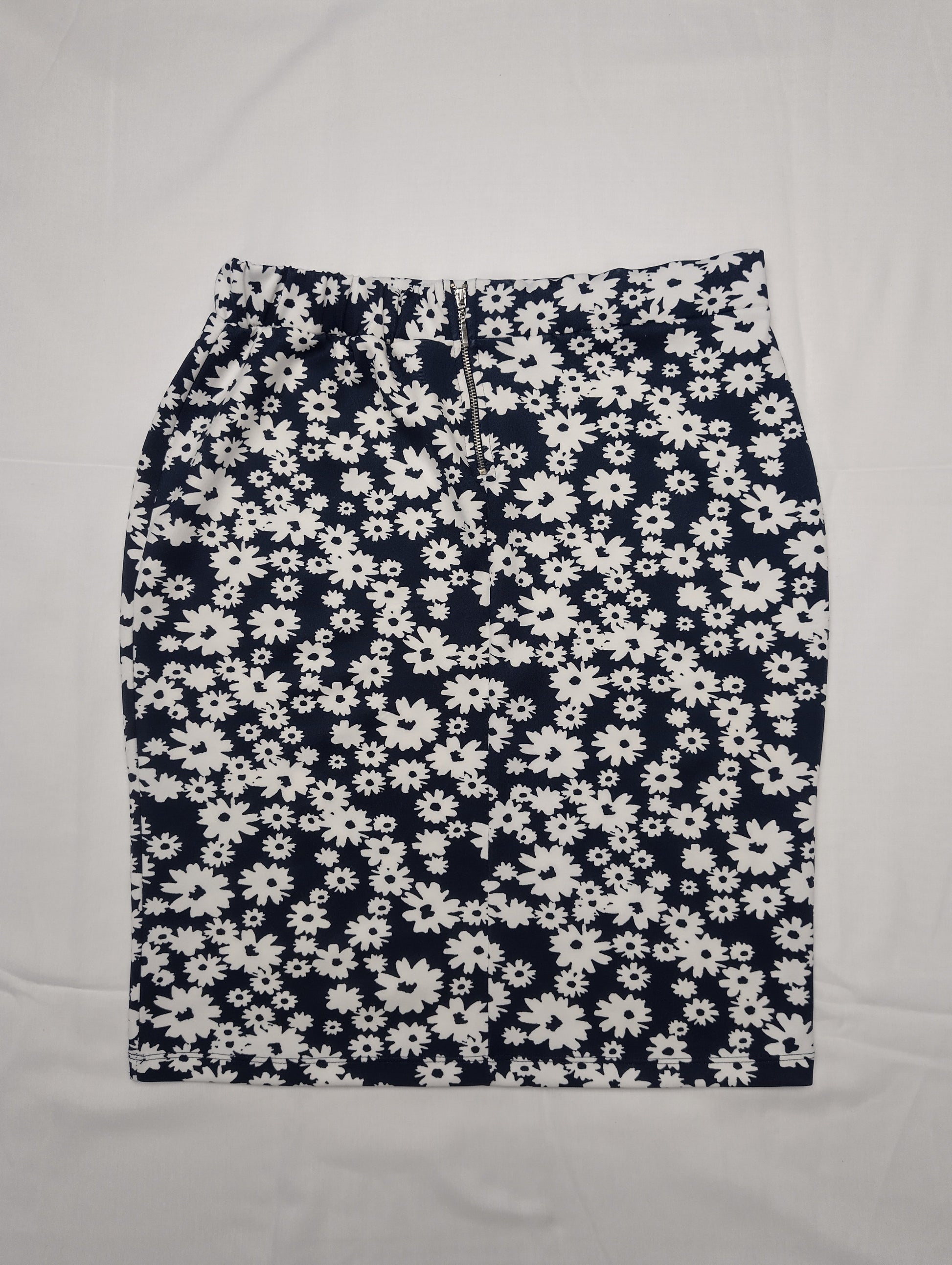 Back view with zipper of floral print pencil skirt