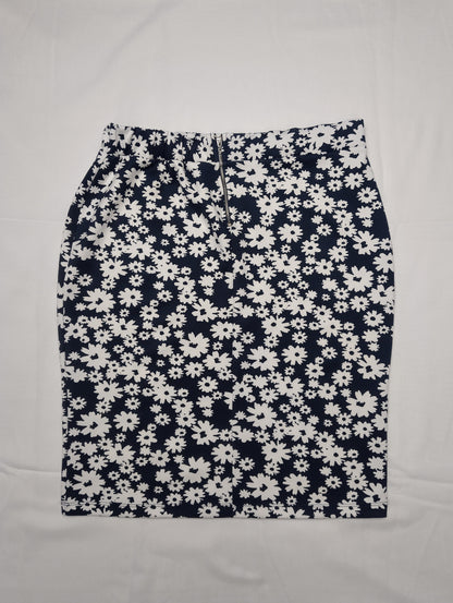 Back view with zipper of floral print pencil skirt