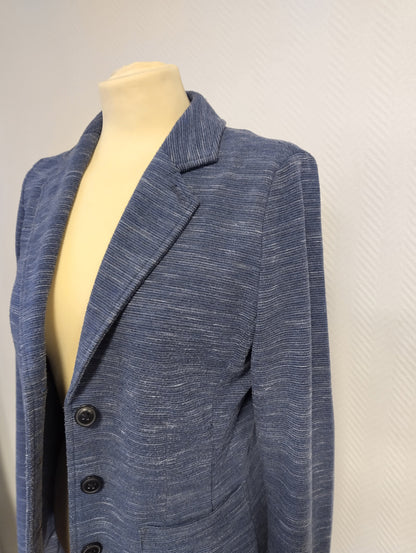 Side view of a blue blazer on mannequin