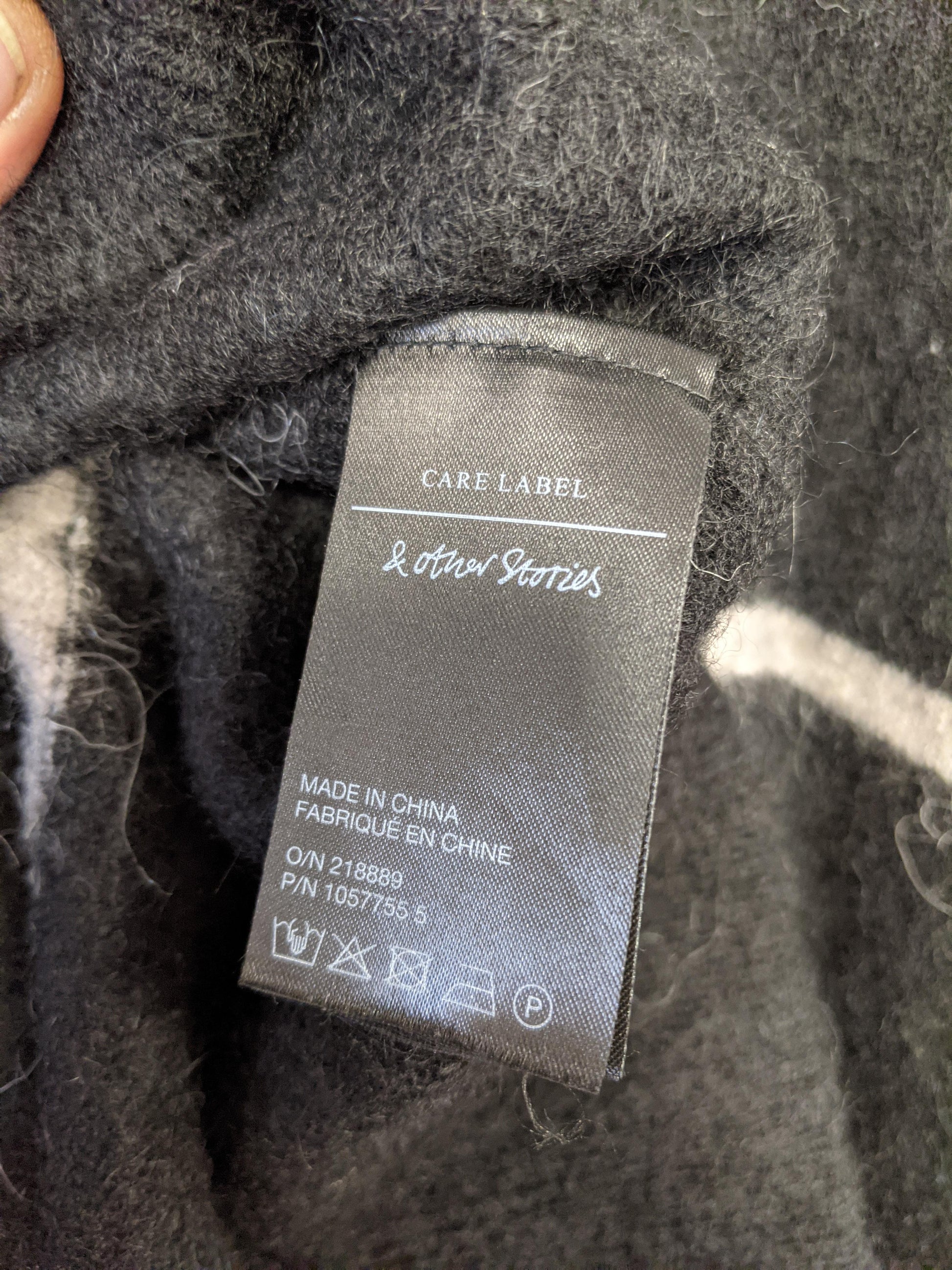 Care label of the black striped sweater
