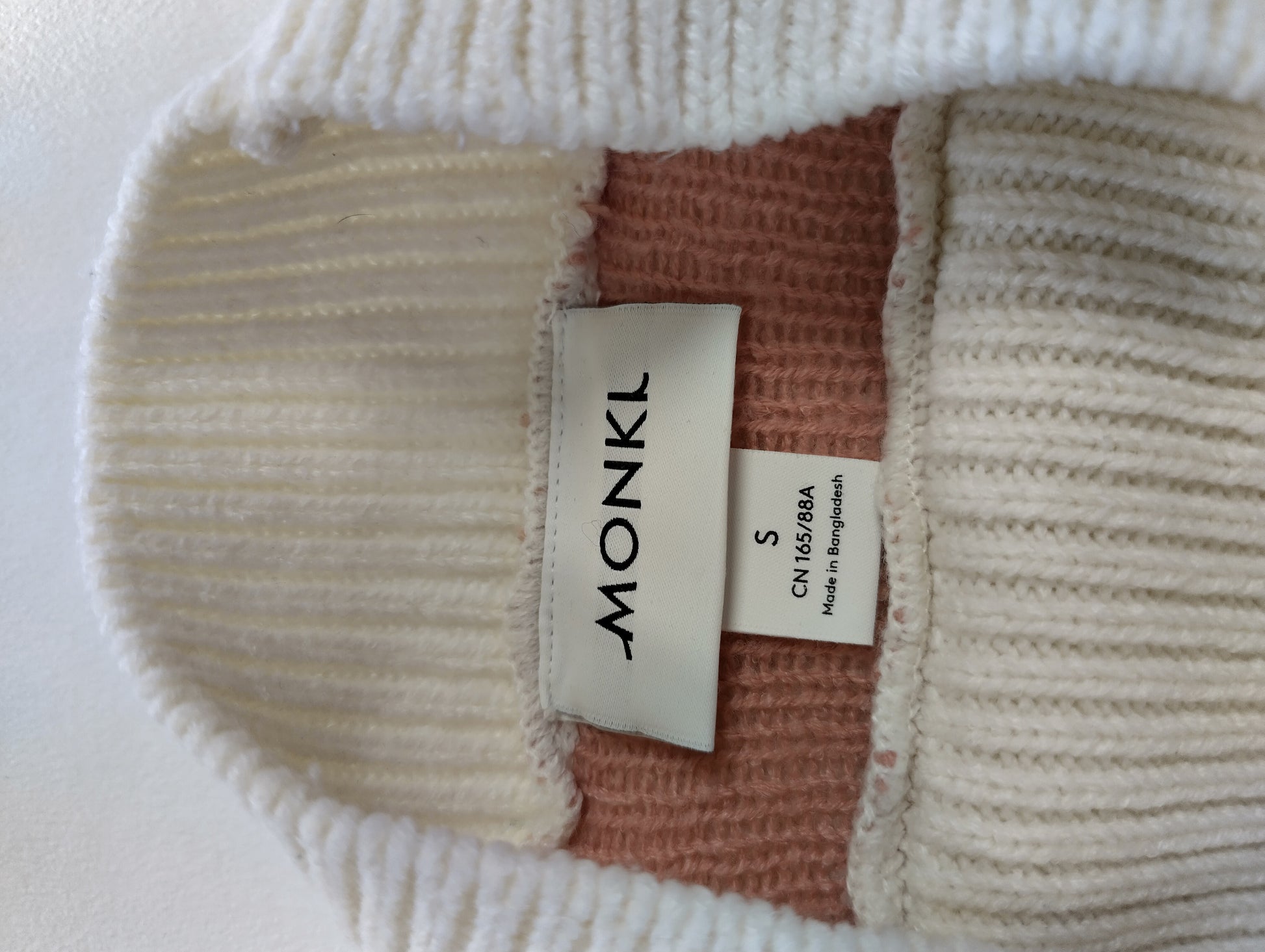Label showing size S of the sweater