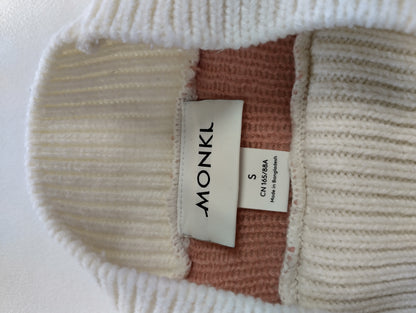 Label showing size S of the sweater