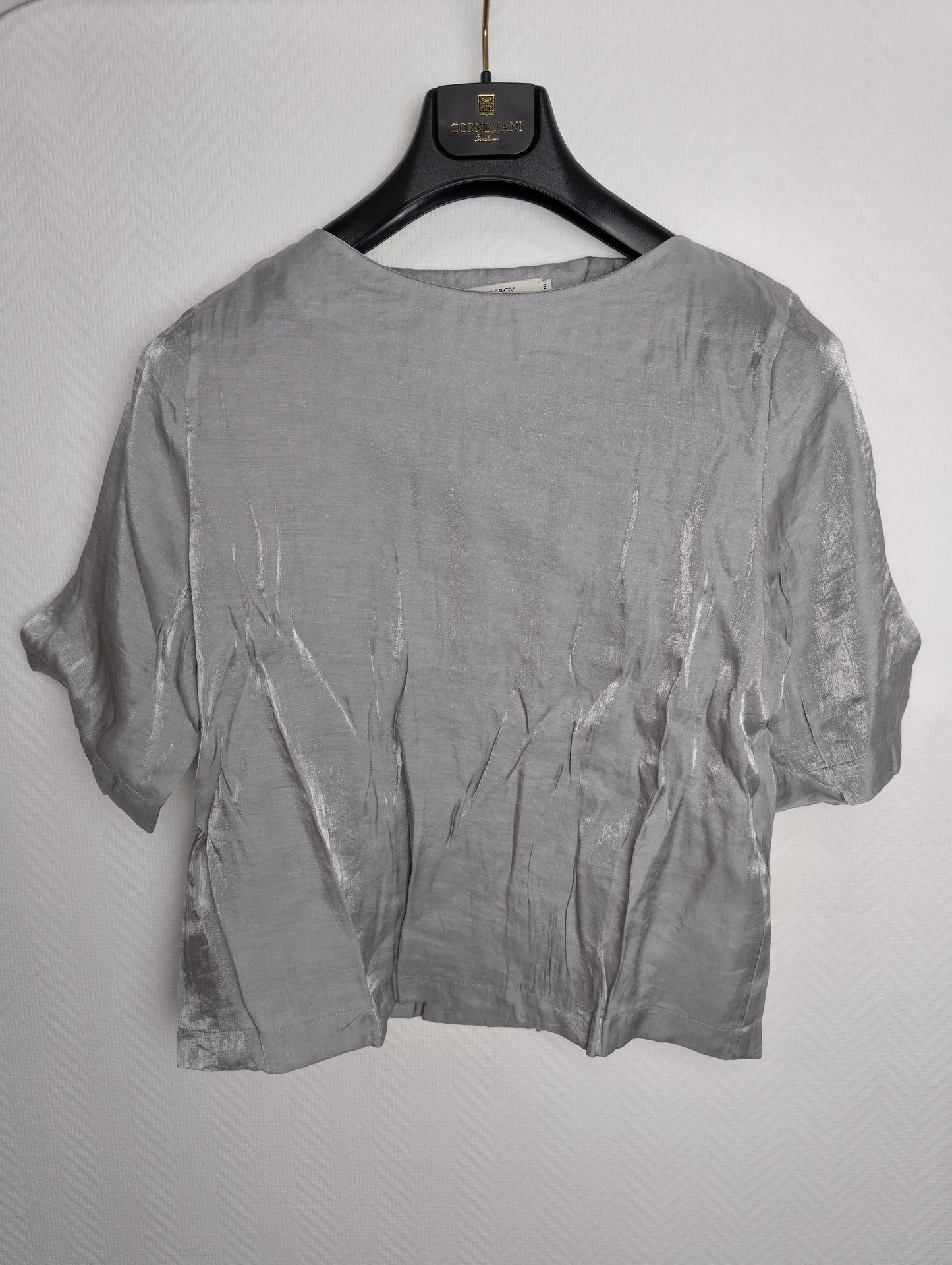Back view of grey short sleeve top