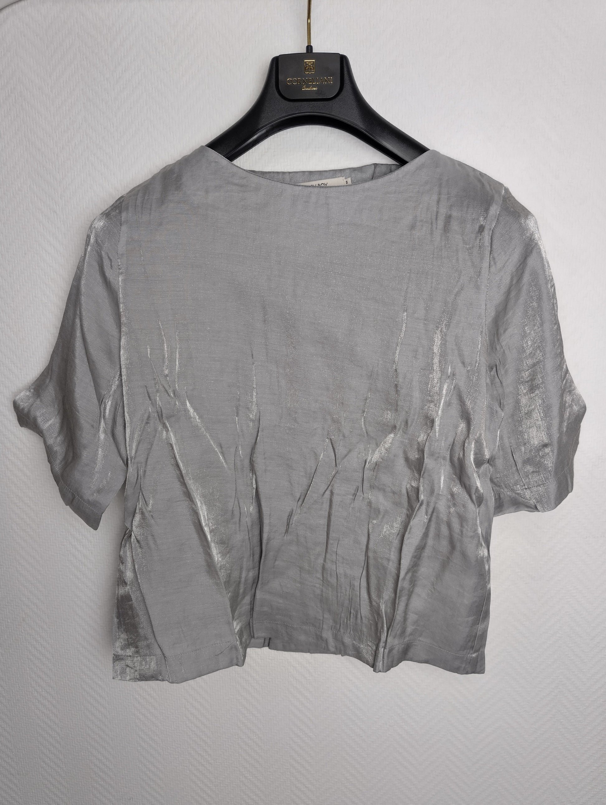 Back view of grey short sleeve top