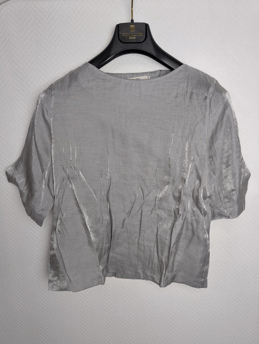 Back view of grey short sleeve top