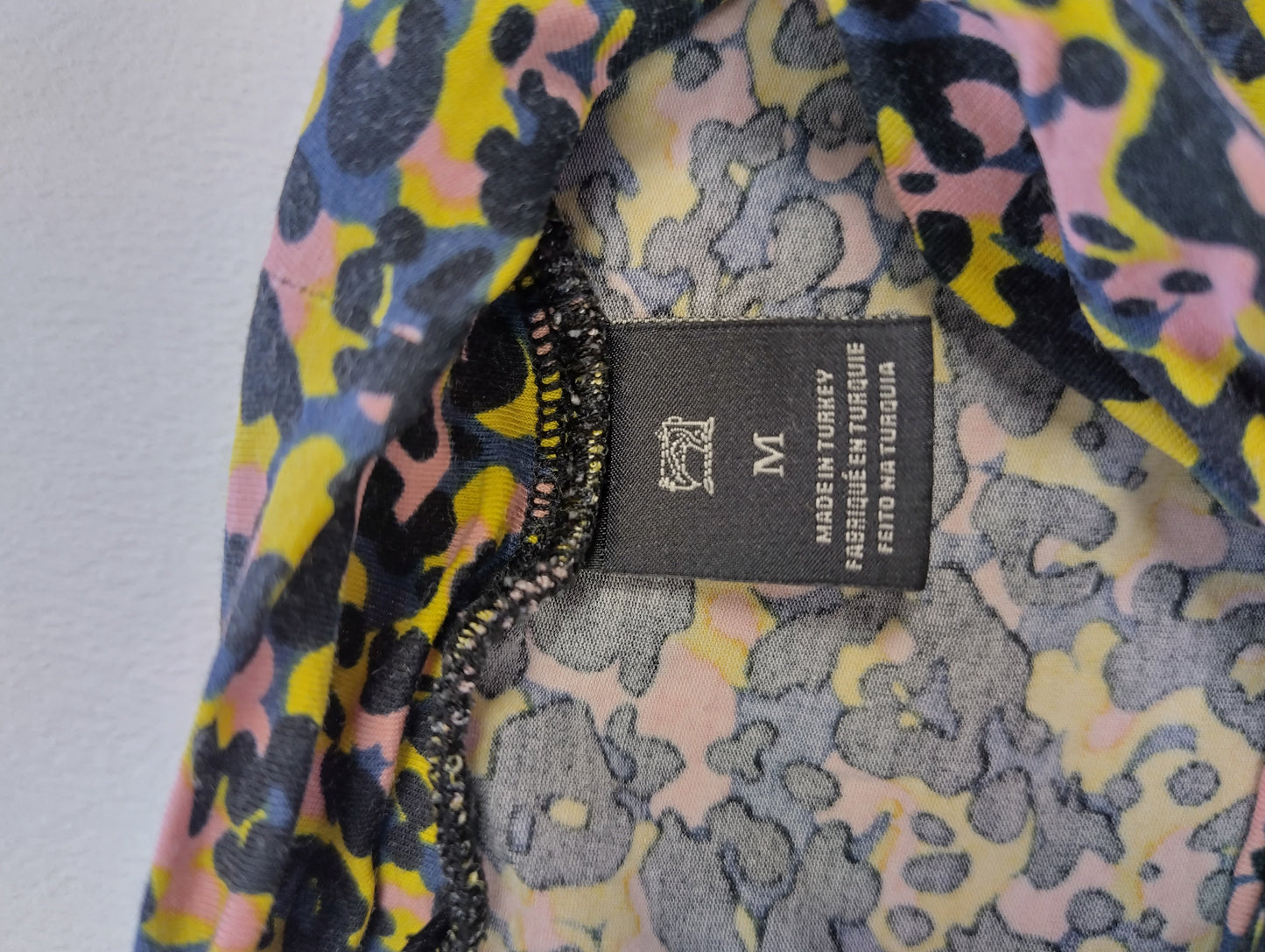 Close-up of size label on Scotch&Soda top