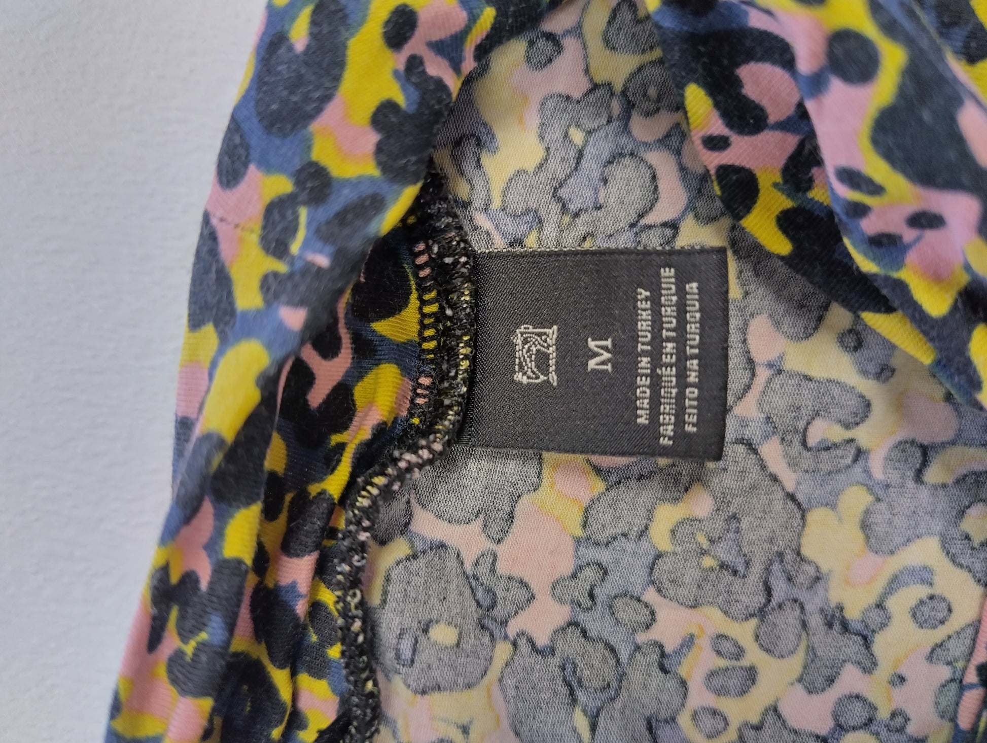 Close-up of size label on Scotch&Soda top