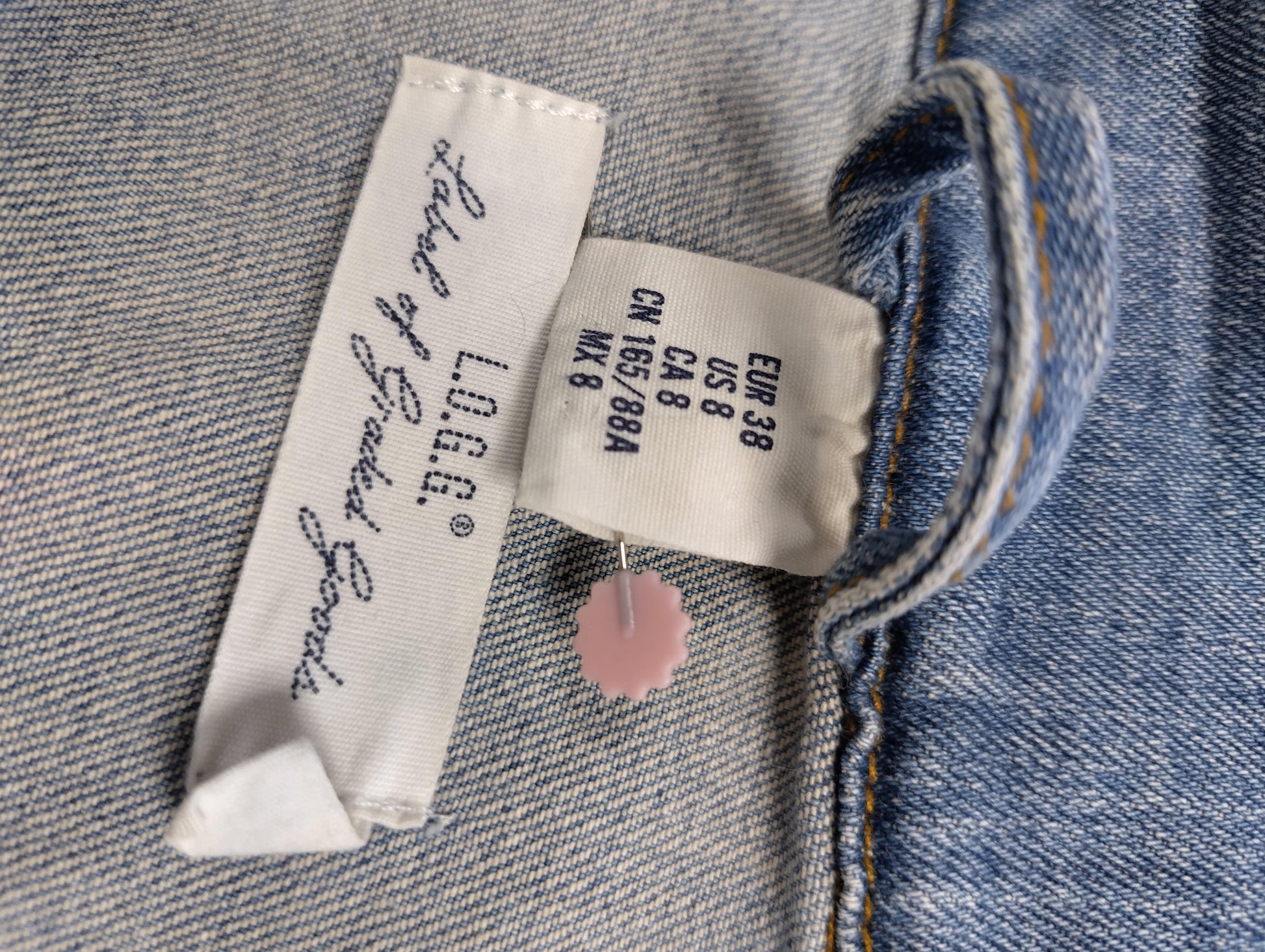 Close-up of hang tag with size details