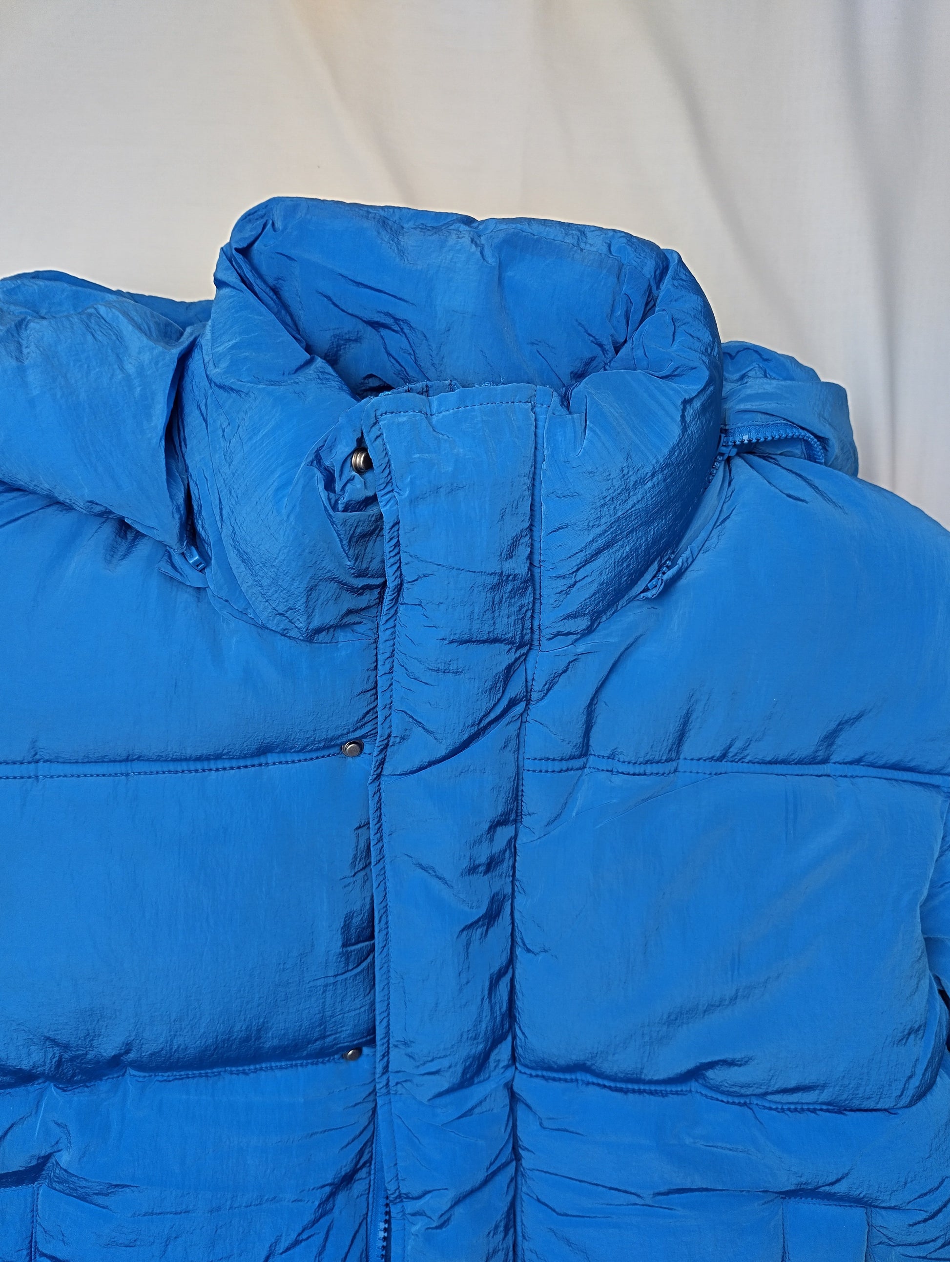 Close-up of the collar of the blue puffer jacket