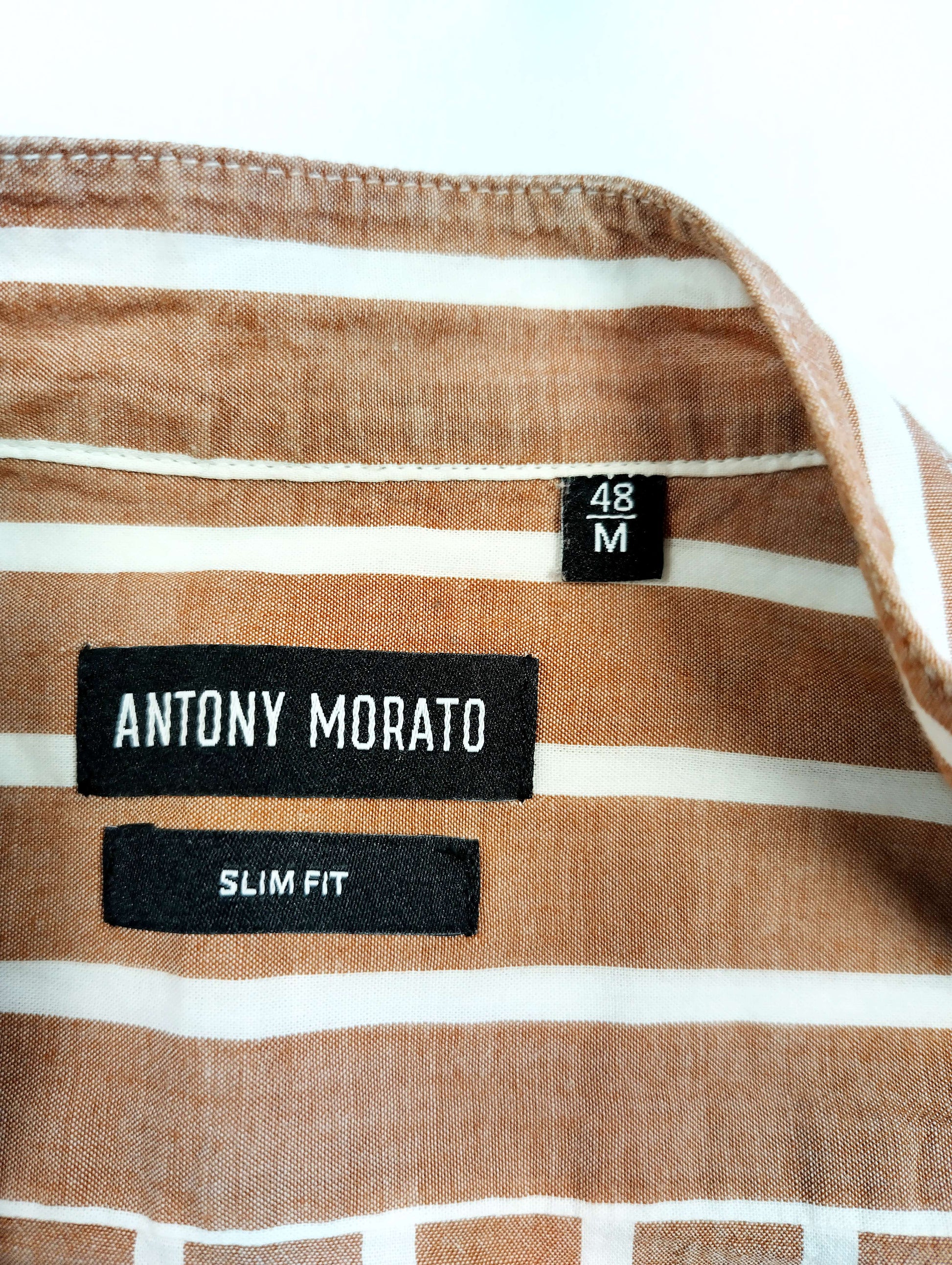 Close-up of inner label showing brand and size