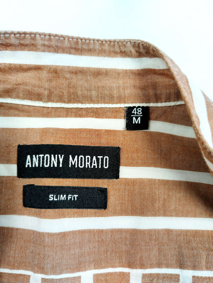 Close-up of inner label showing brand and size