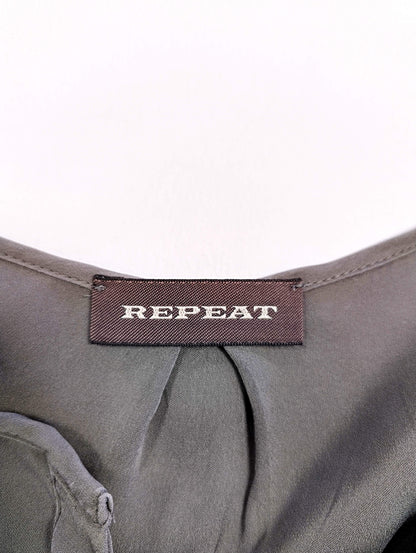 Close-up of the REPEAT brand tag