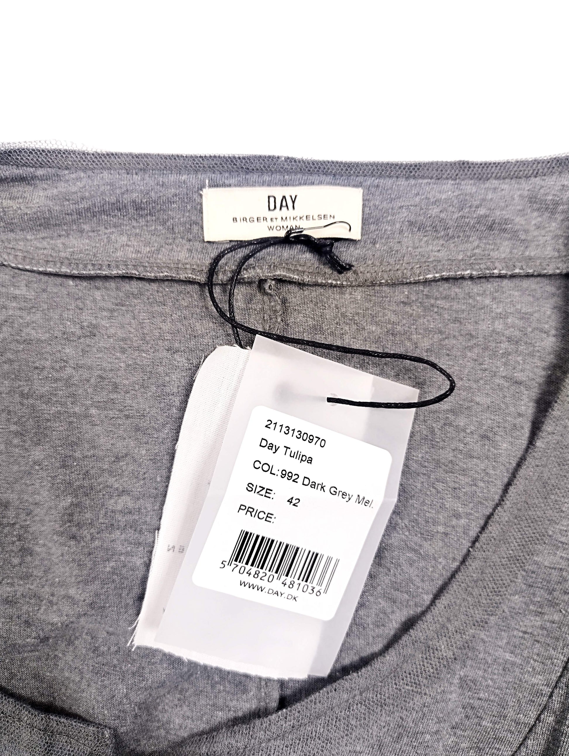 Label and size tag of the dress