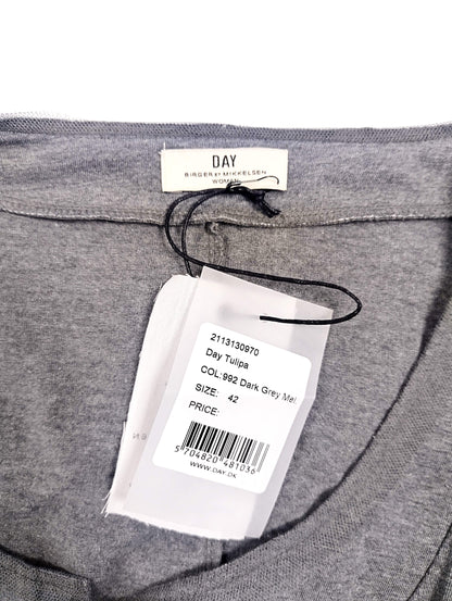 Label and size tag of the dress