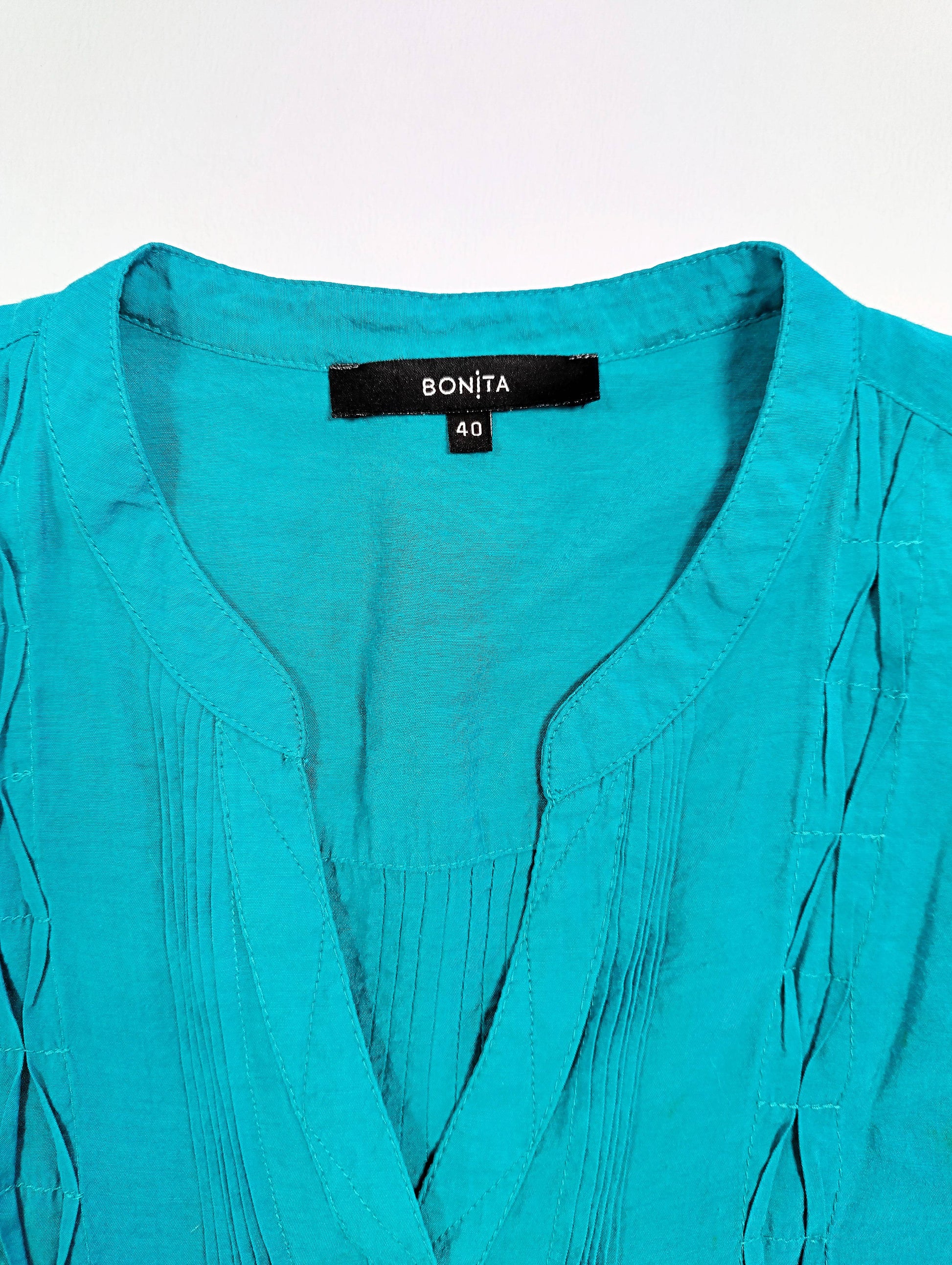 Close up of the collar and brand