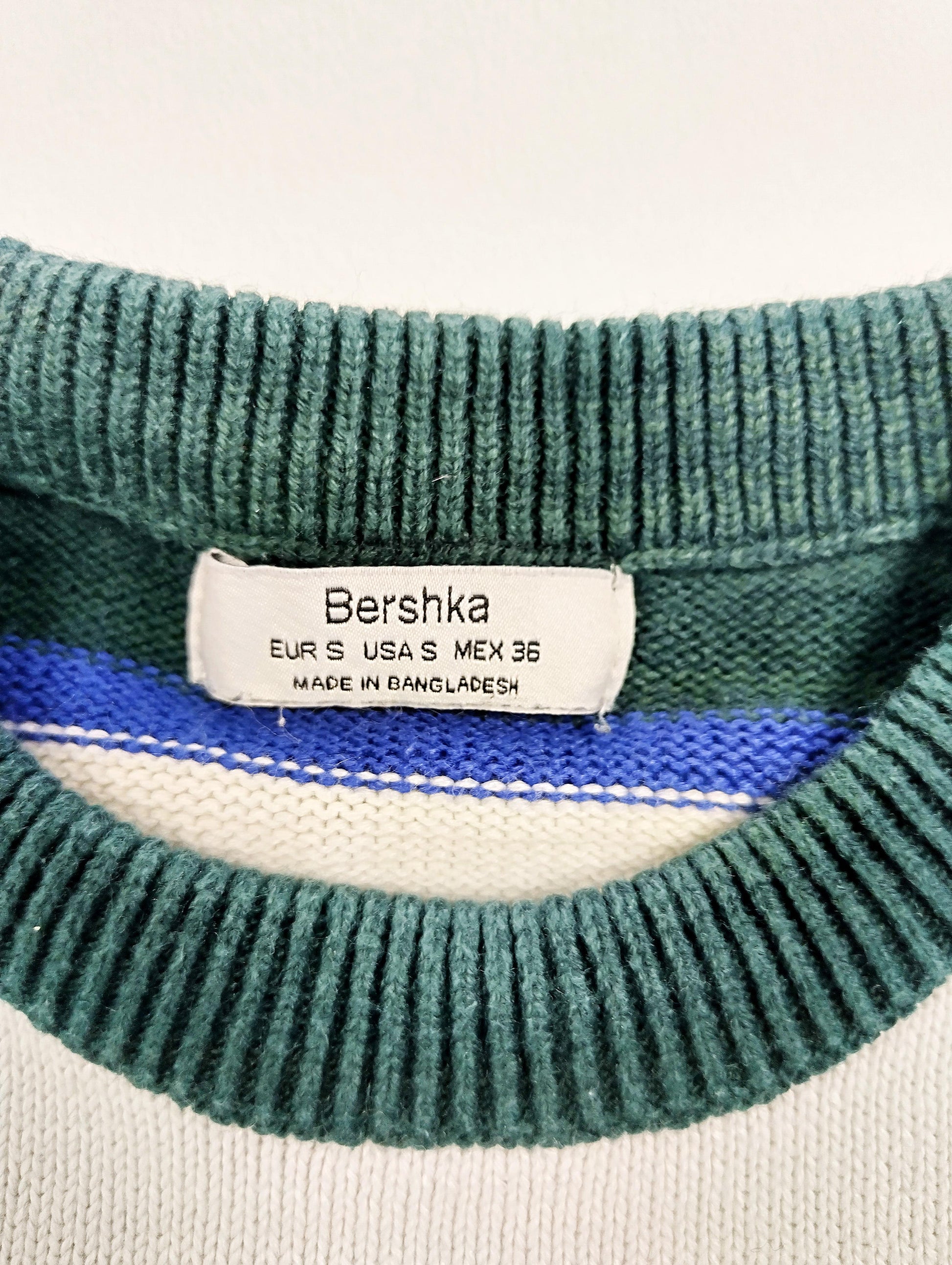 Label inside the sweater with size information