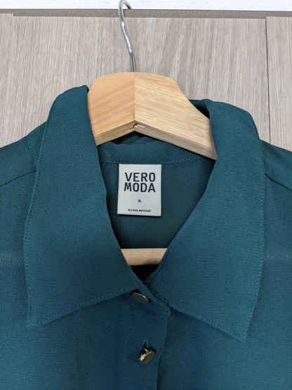 Close-up of the neckline and tag