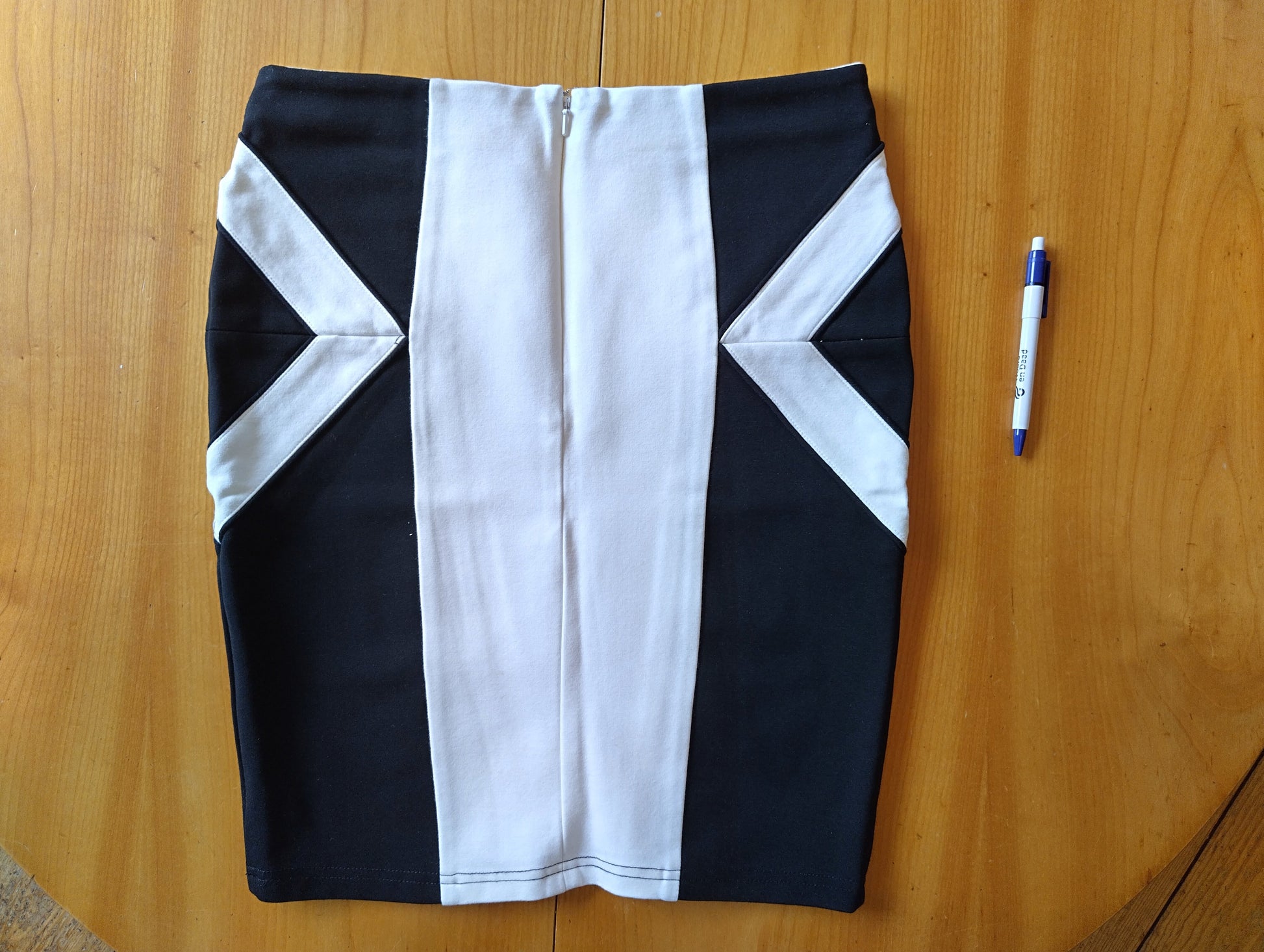 Back view of black and white skirt with zipper
