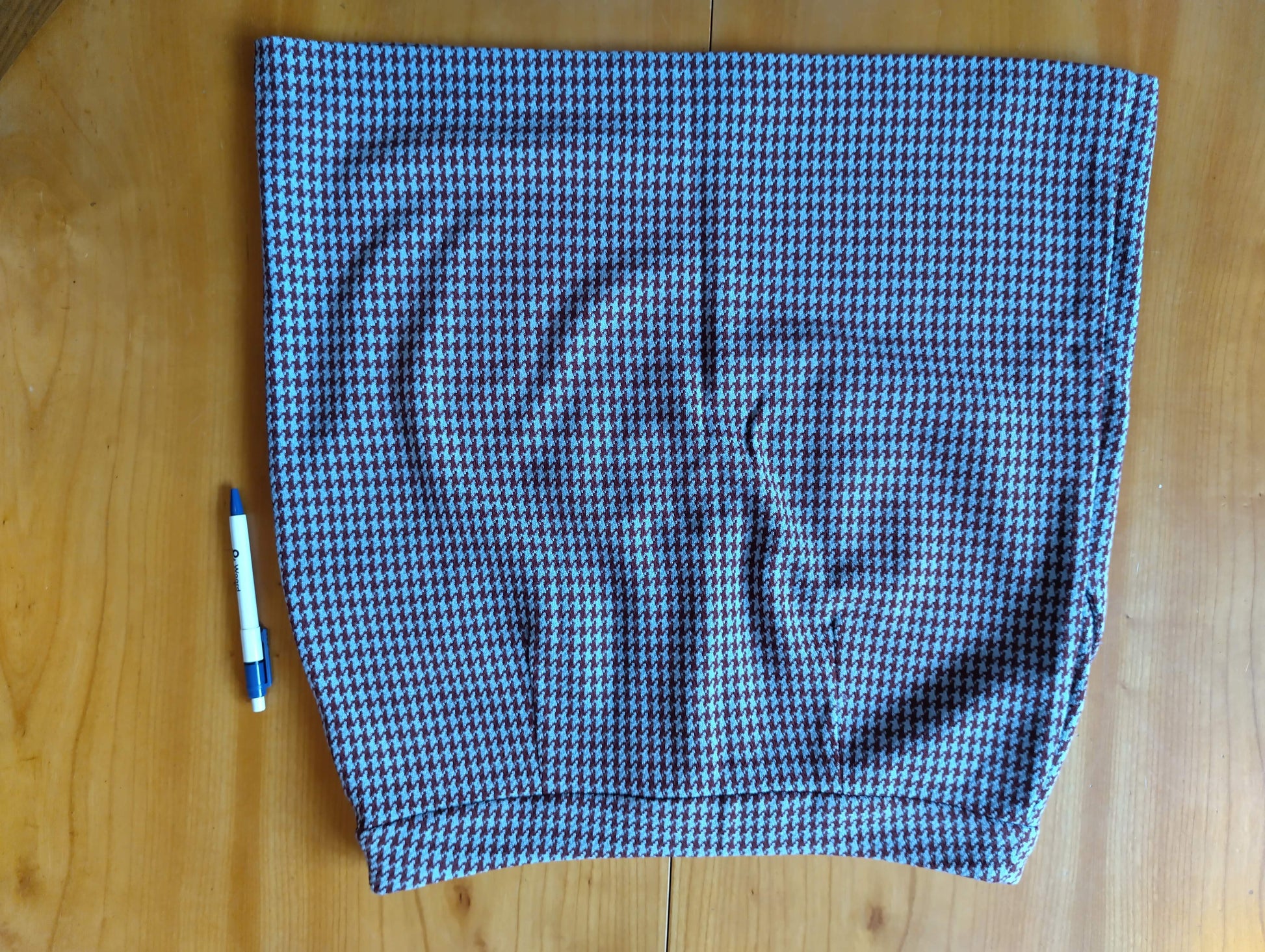 Houndstooth skirt wrinkled display