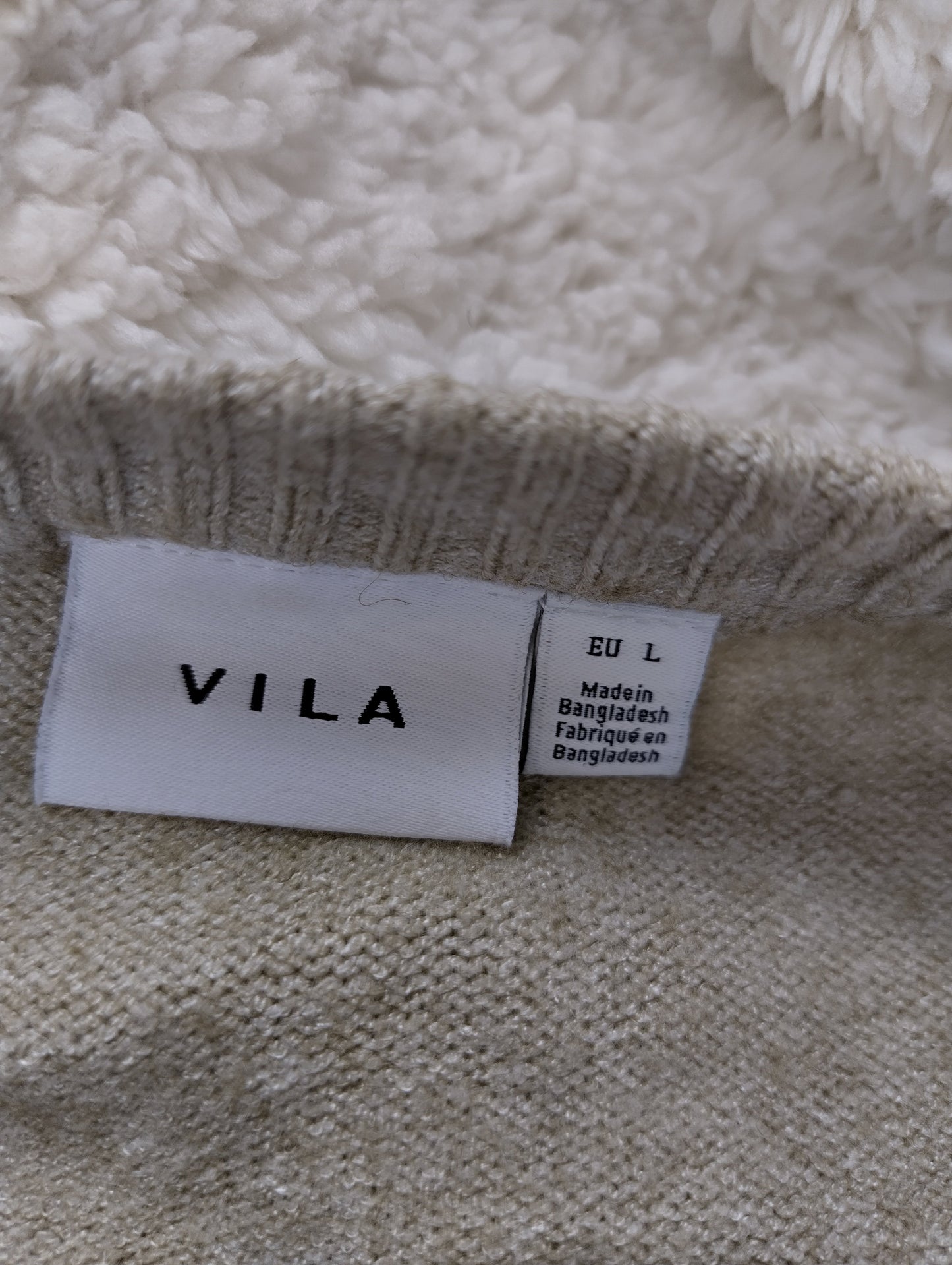 Label showing size and brand of Vila sweater