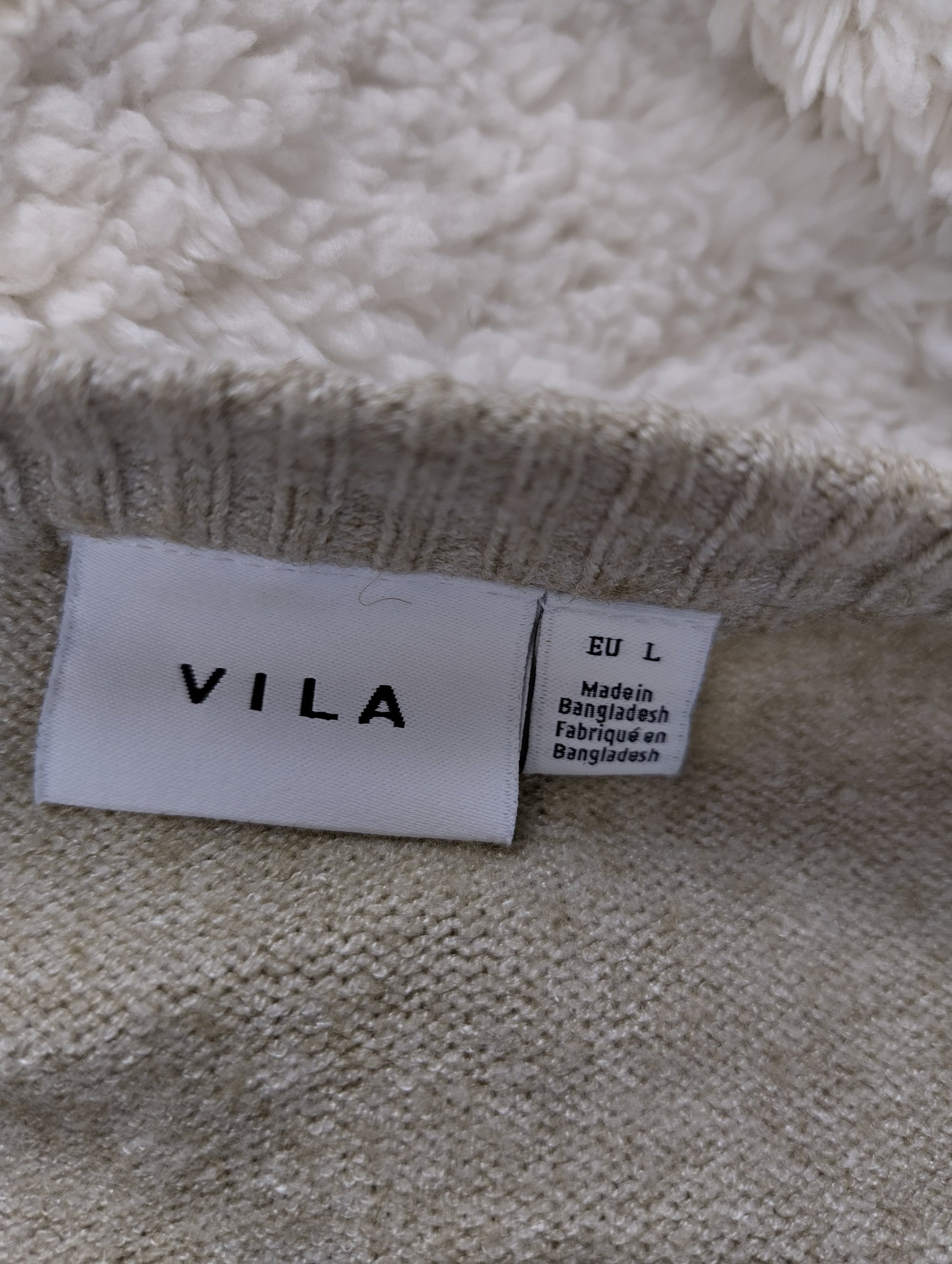 Label showing size and brand of Vila sweater
