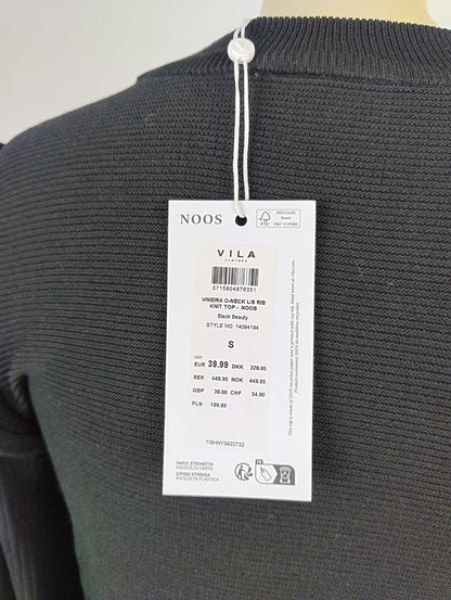 Tag details on black ribbed knit top