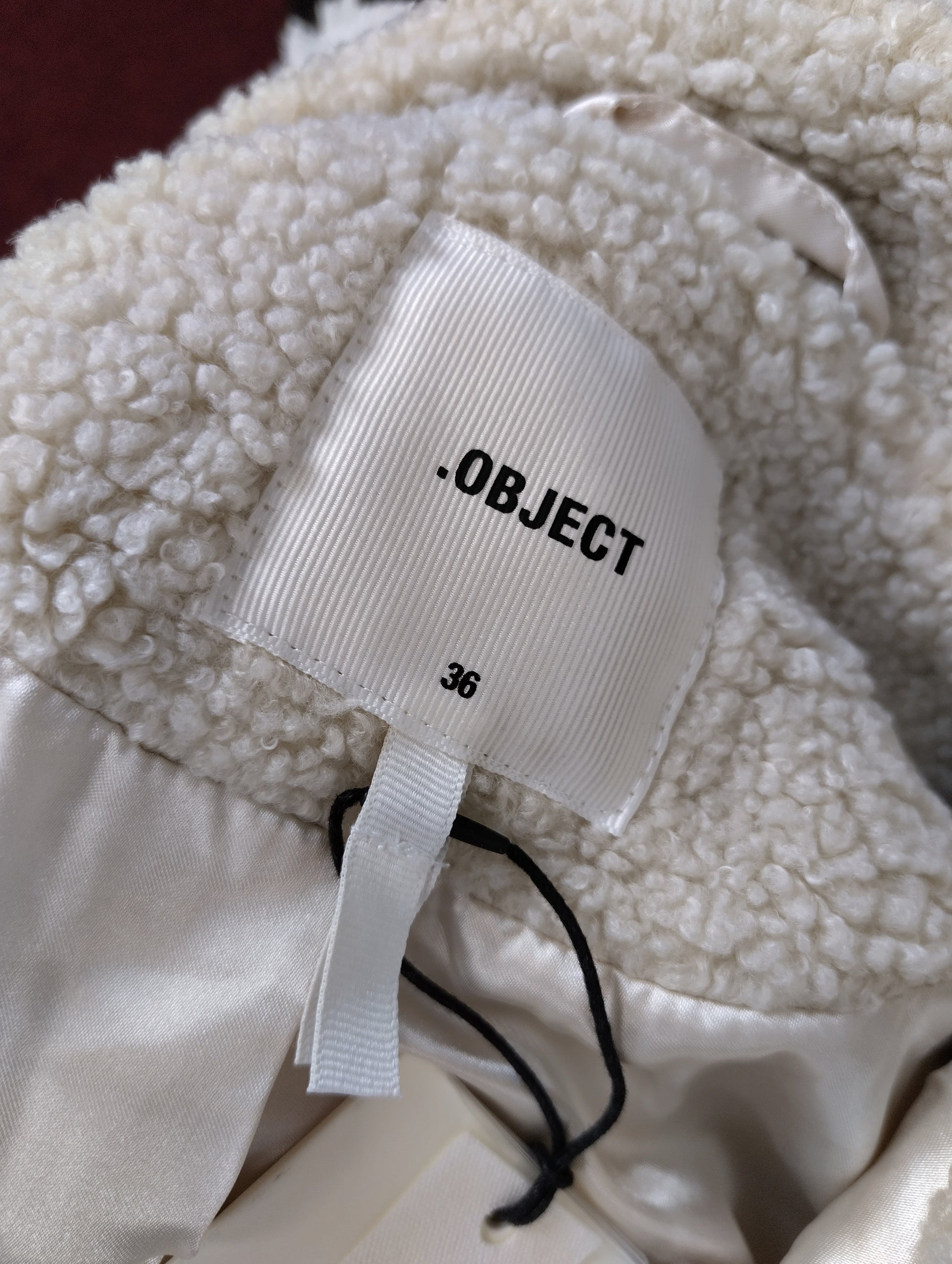 Label showing Object brand and size