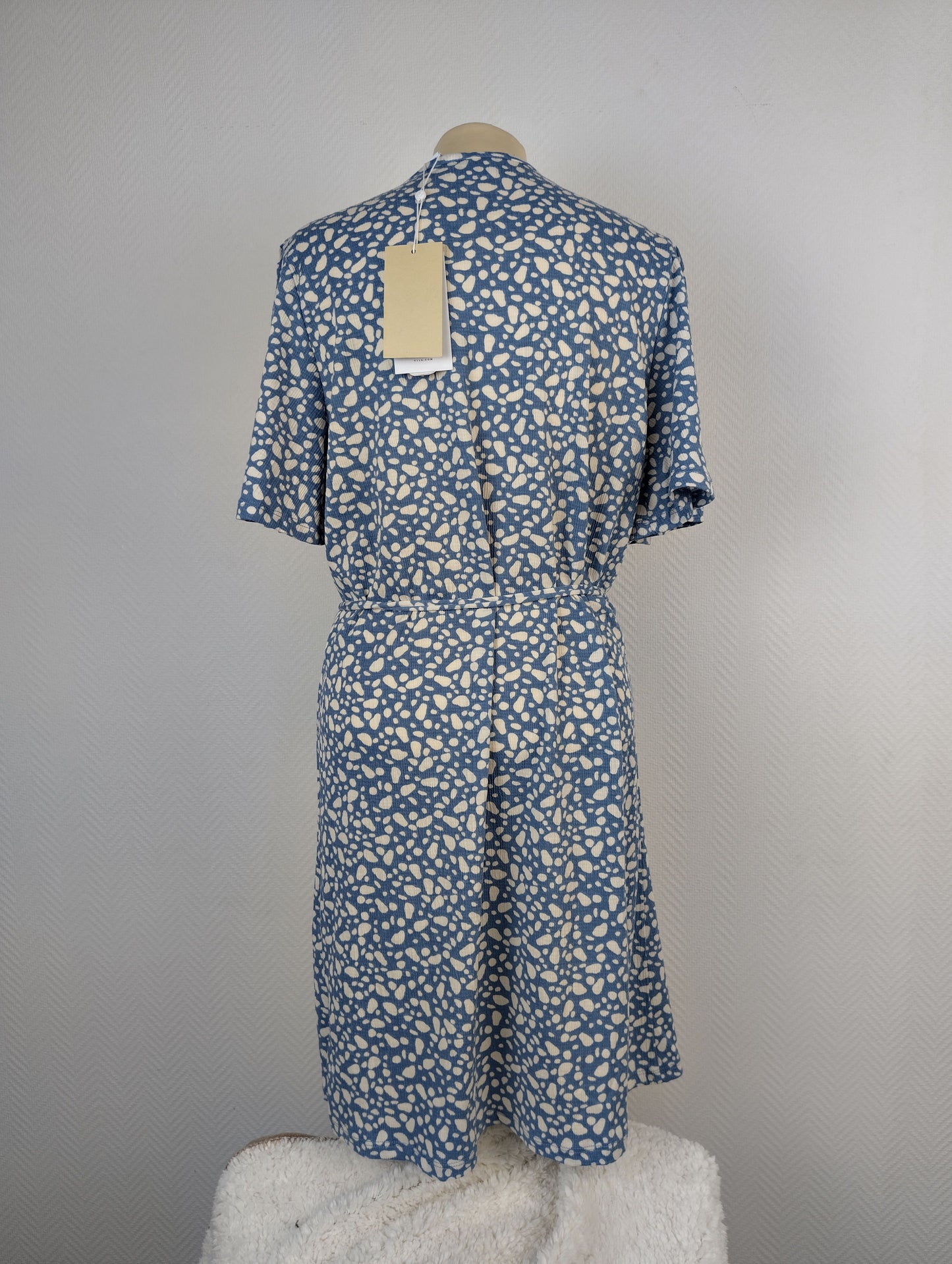 Back view of blue patterned Vila dress