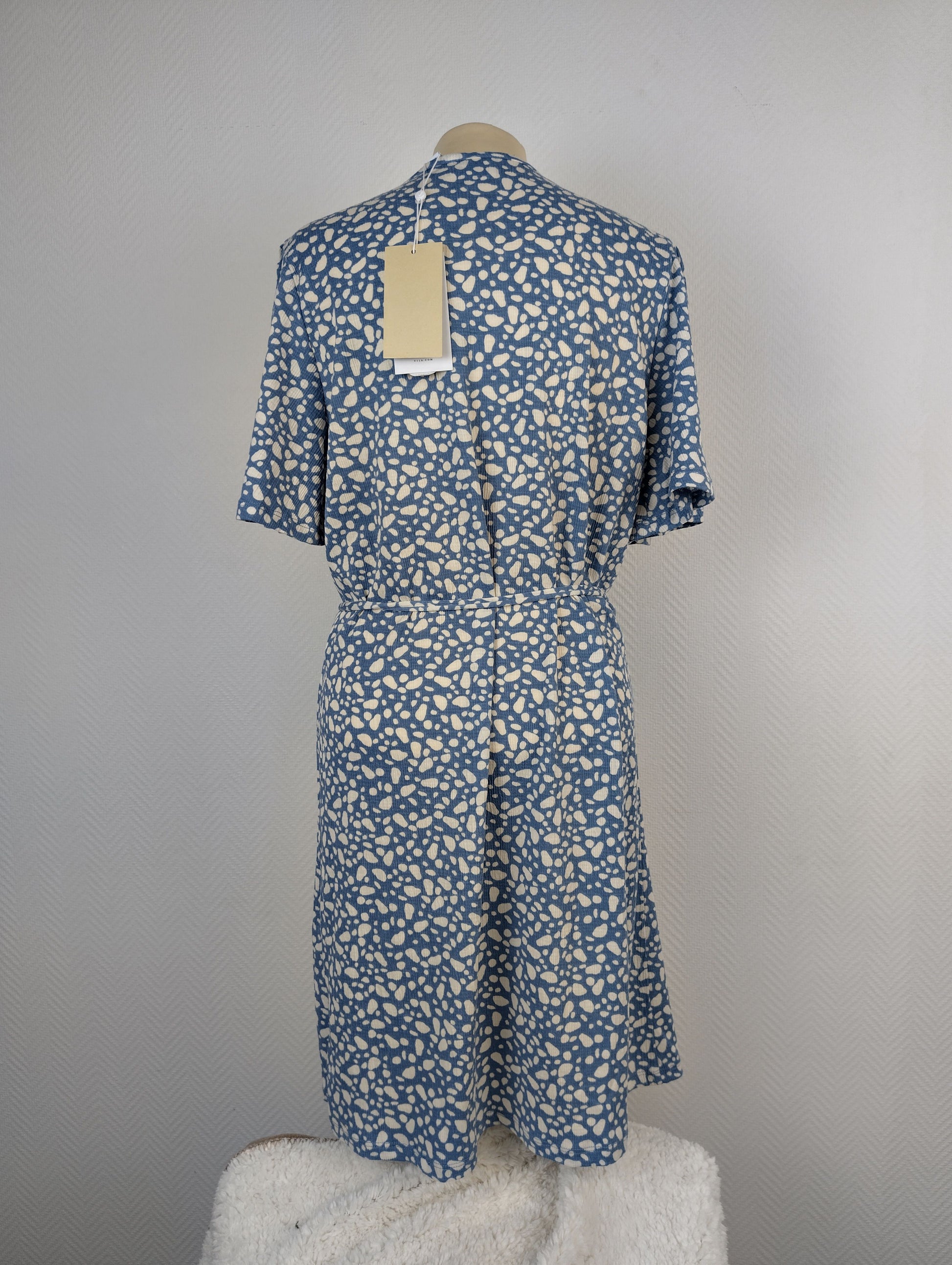 Back view of blue patterned Vila dress