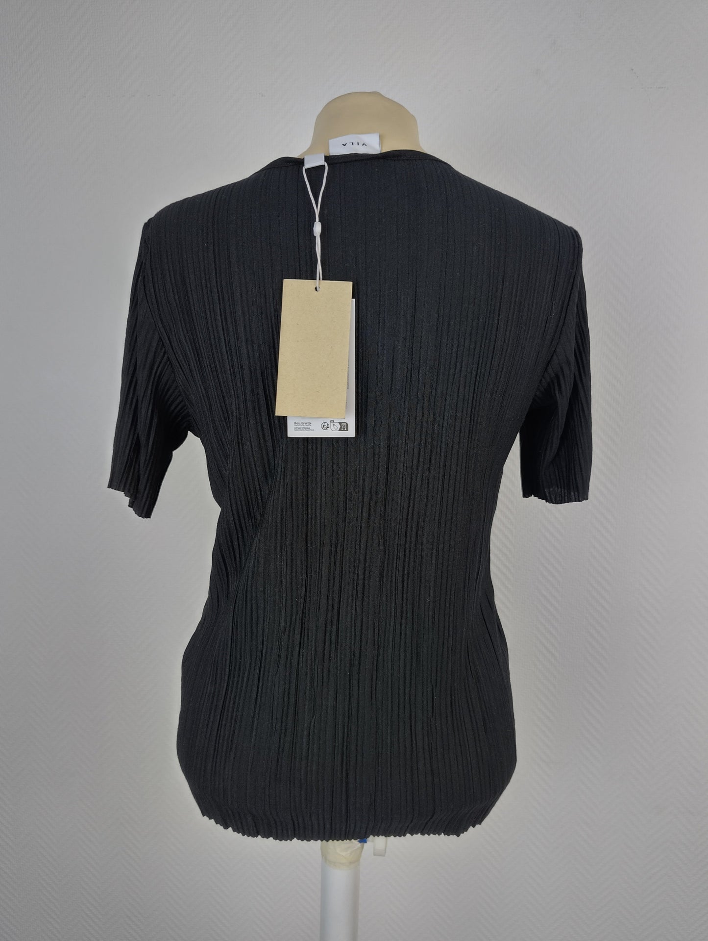 Back view of black ribbed top showing tag