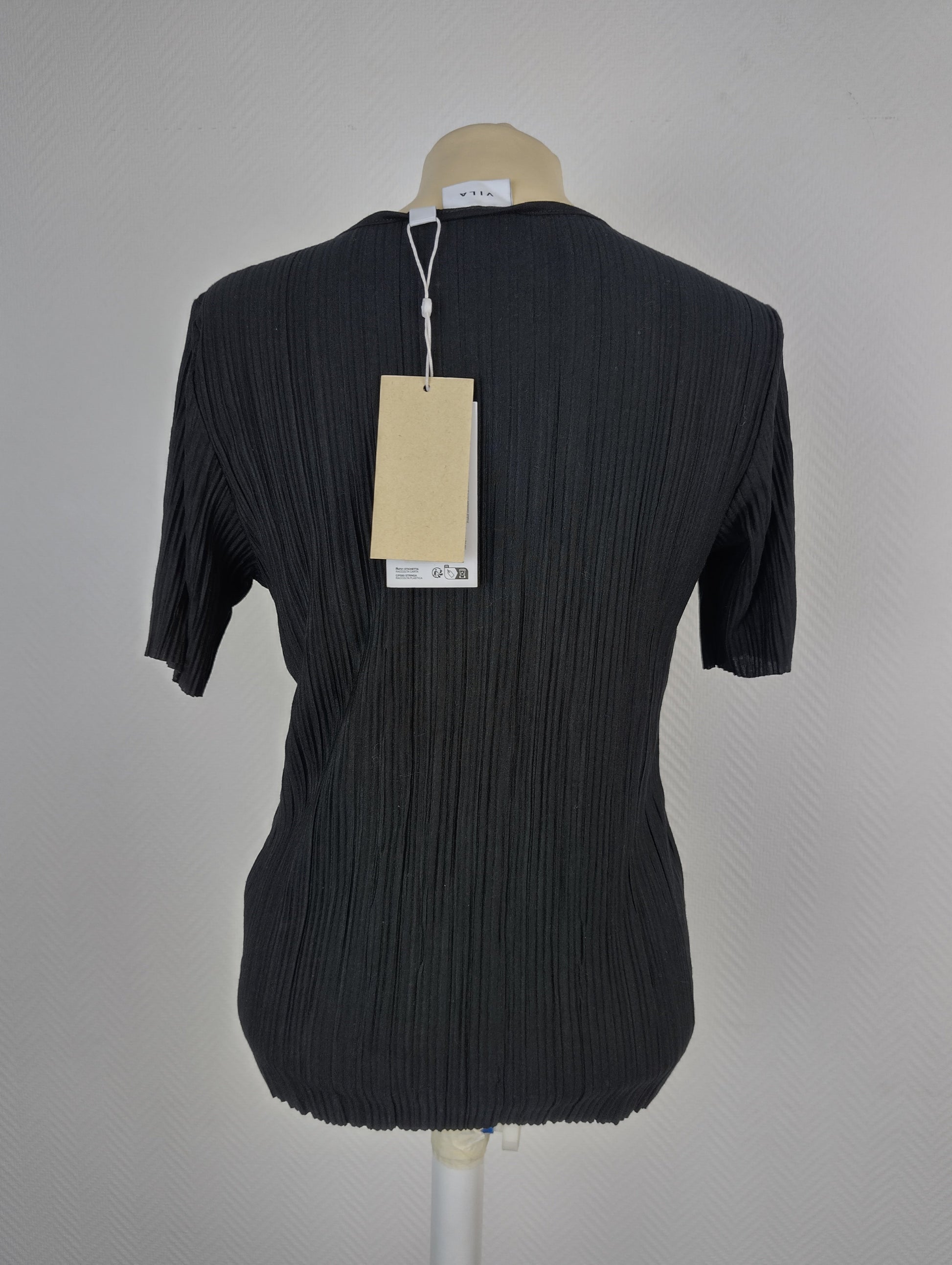 Back view of black ribbed top showing tag