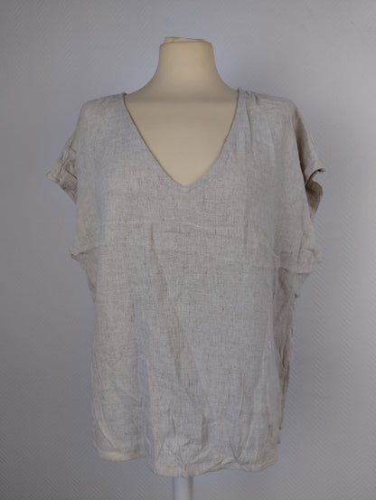 Front view of Vila V-neck cap sleeve top