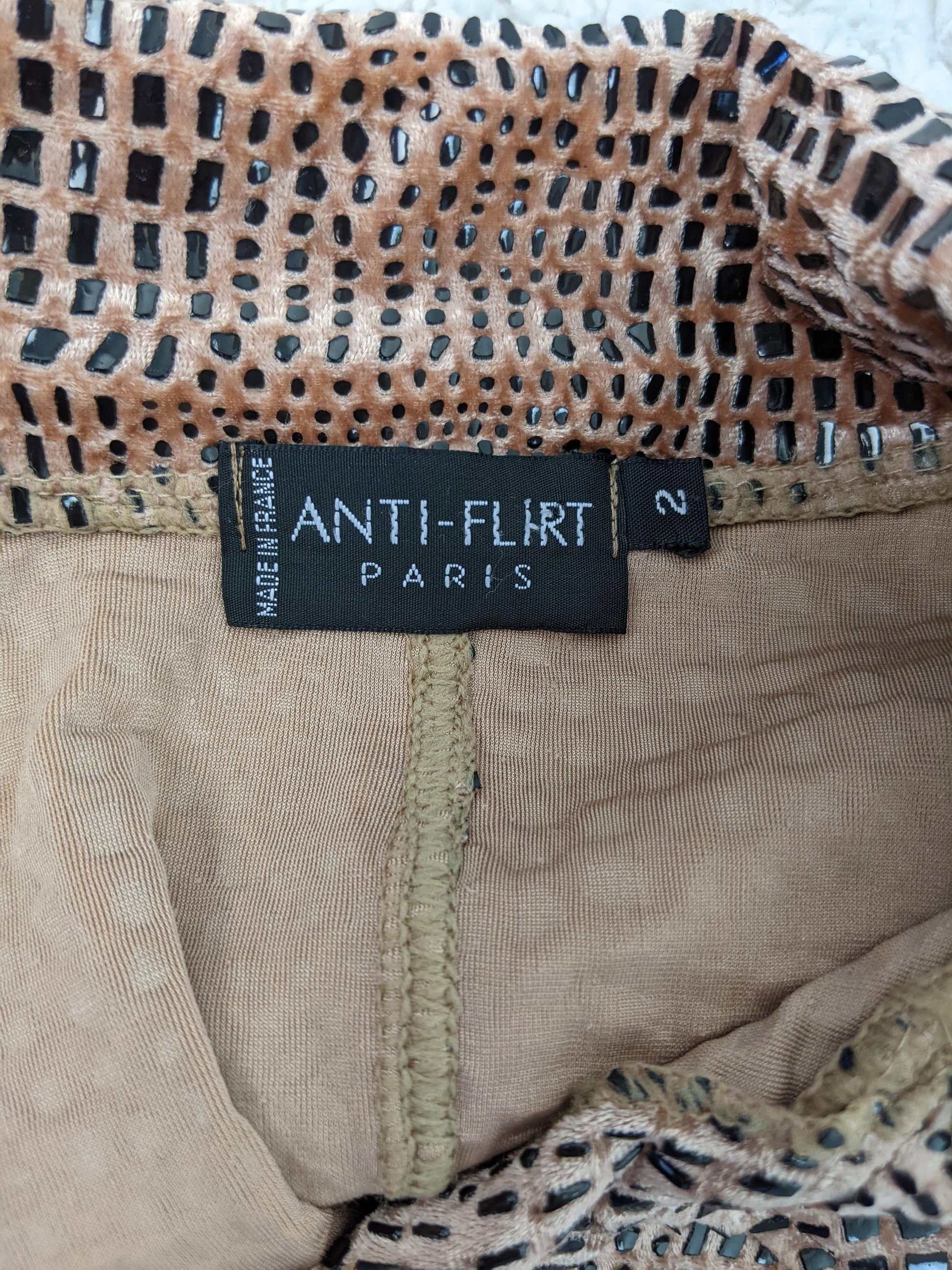Label showing Anti-Flirt Paris brand