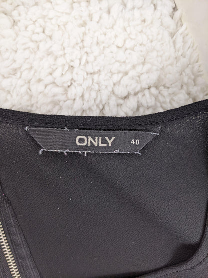 Close-up of ONLY label indicating size 40